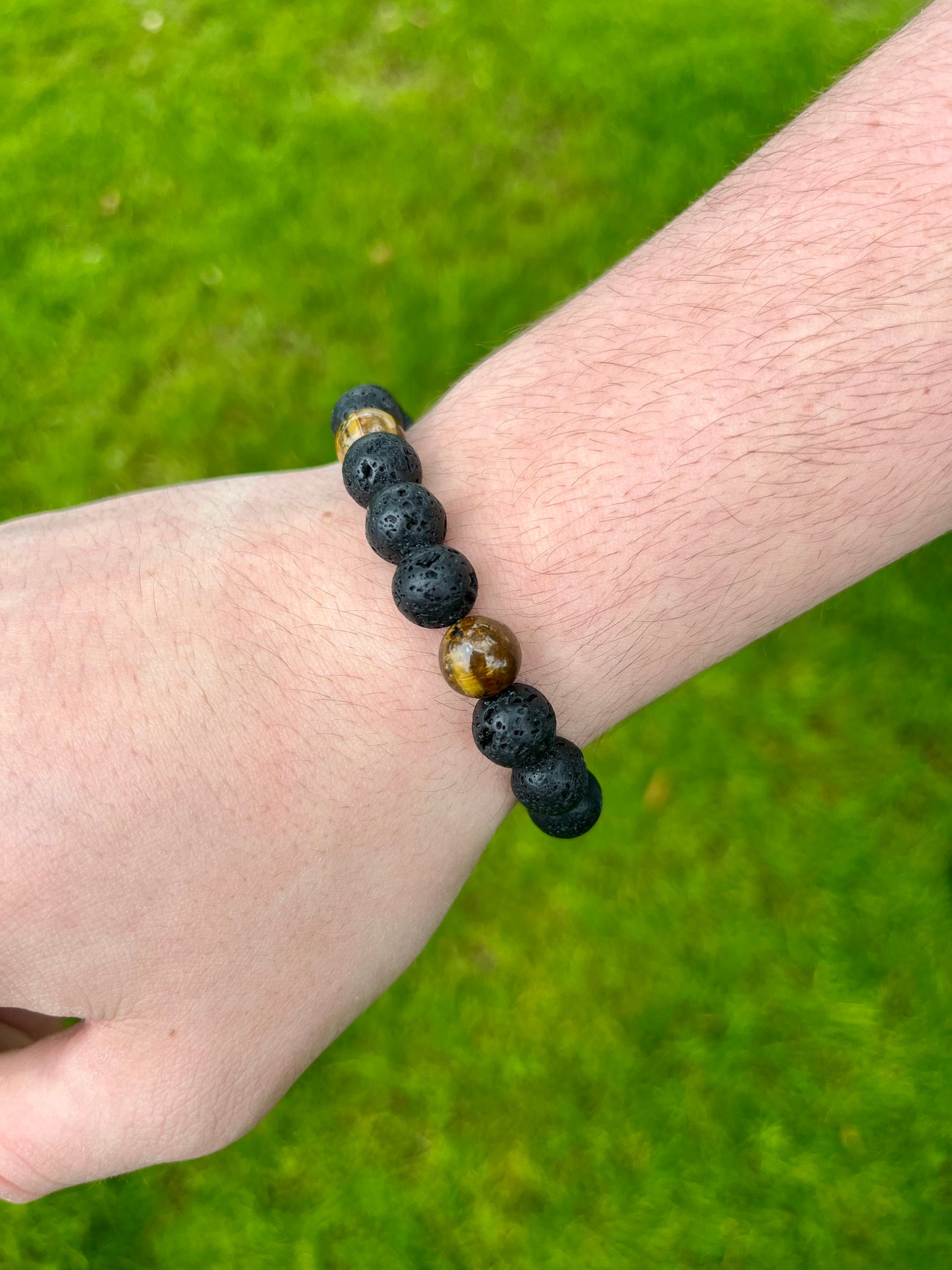 Bracelet ADAM, avec Pierre de Lave et Oeil de Tigre, porté.