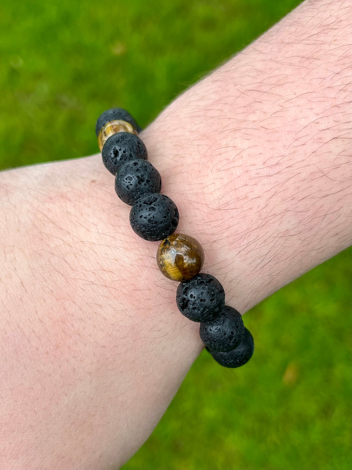 Bracelet ADAM, avec Pierre de Lave et Oeil de Tigre, porté.