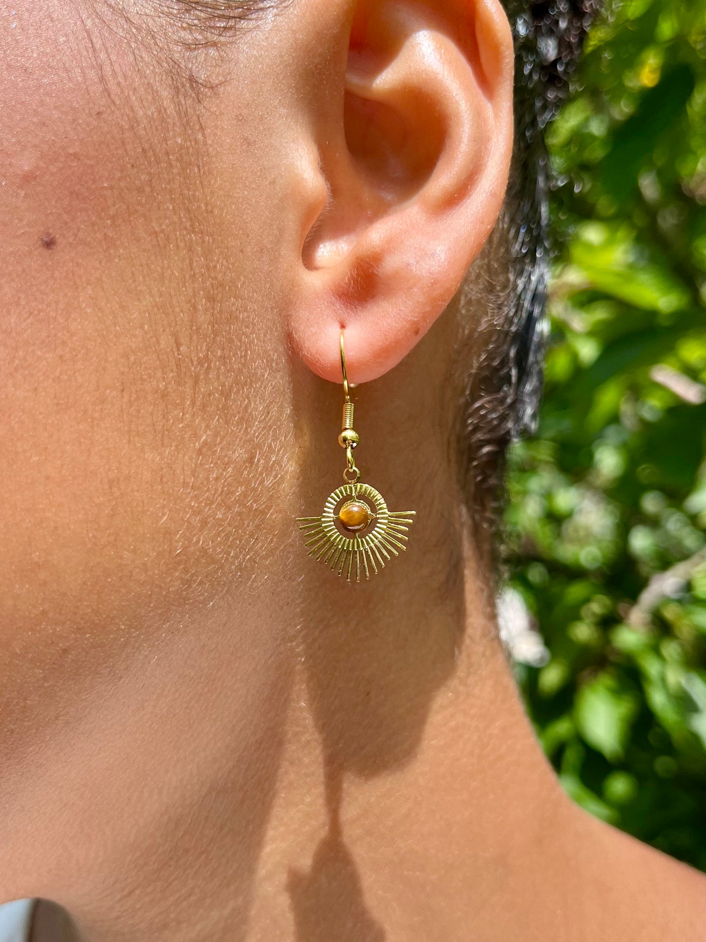 Boucles d'oreille ALLY, avec pierre d'Oeil de Tigre, portées.