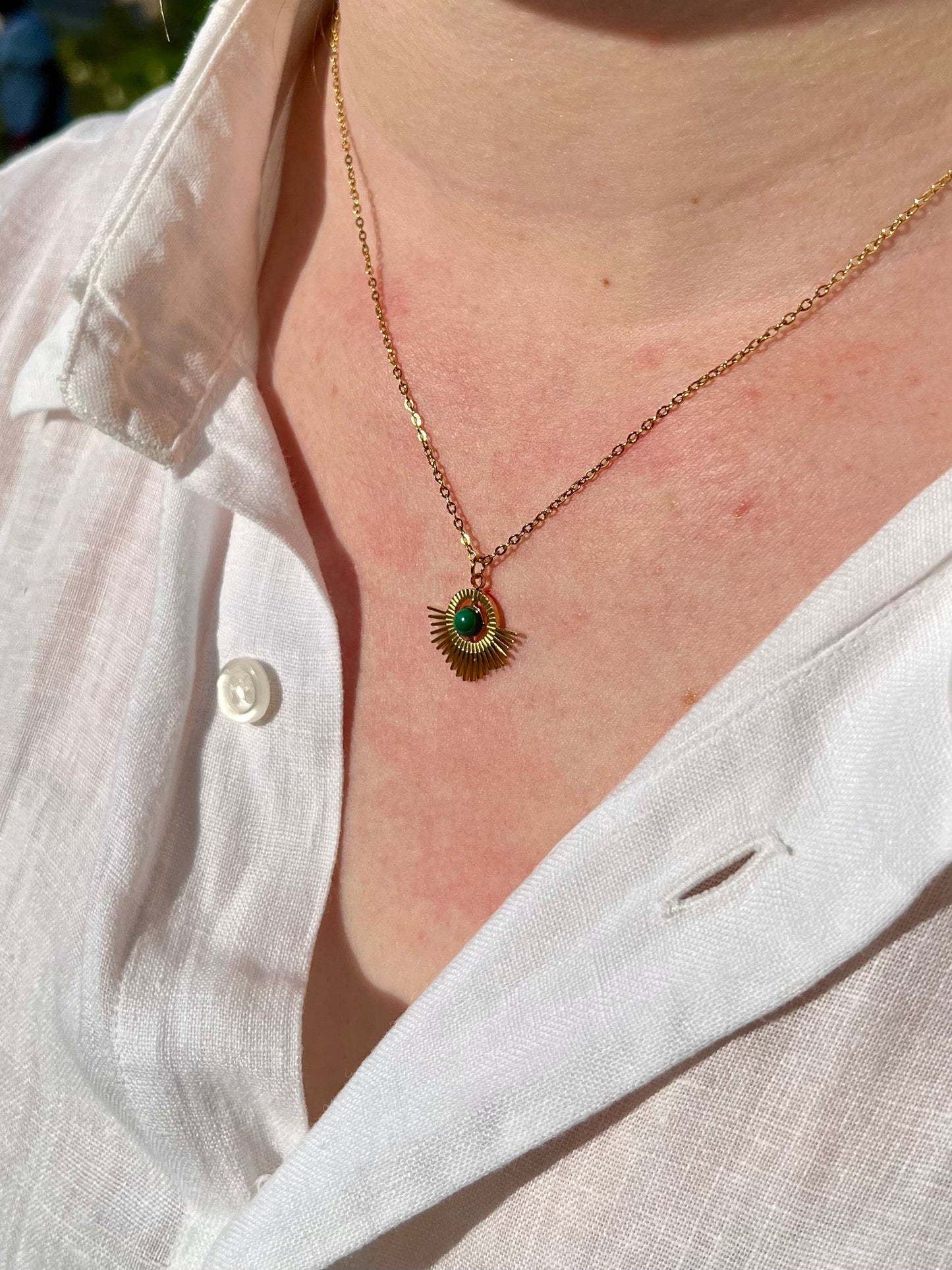 Collier ALLY, avec pierre de Malachite, porté.
