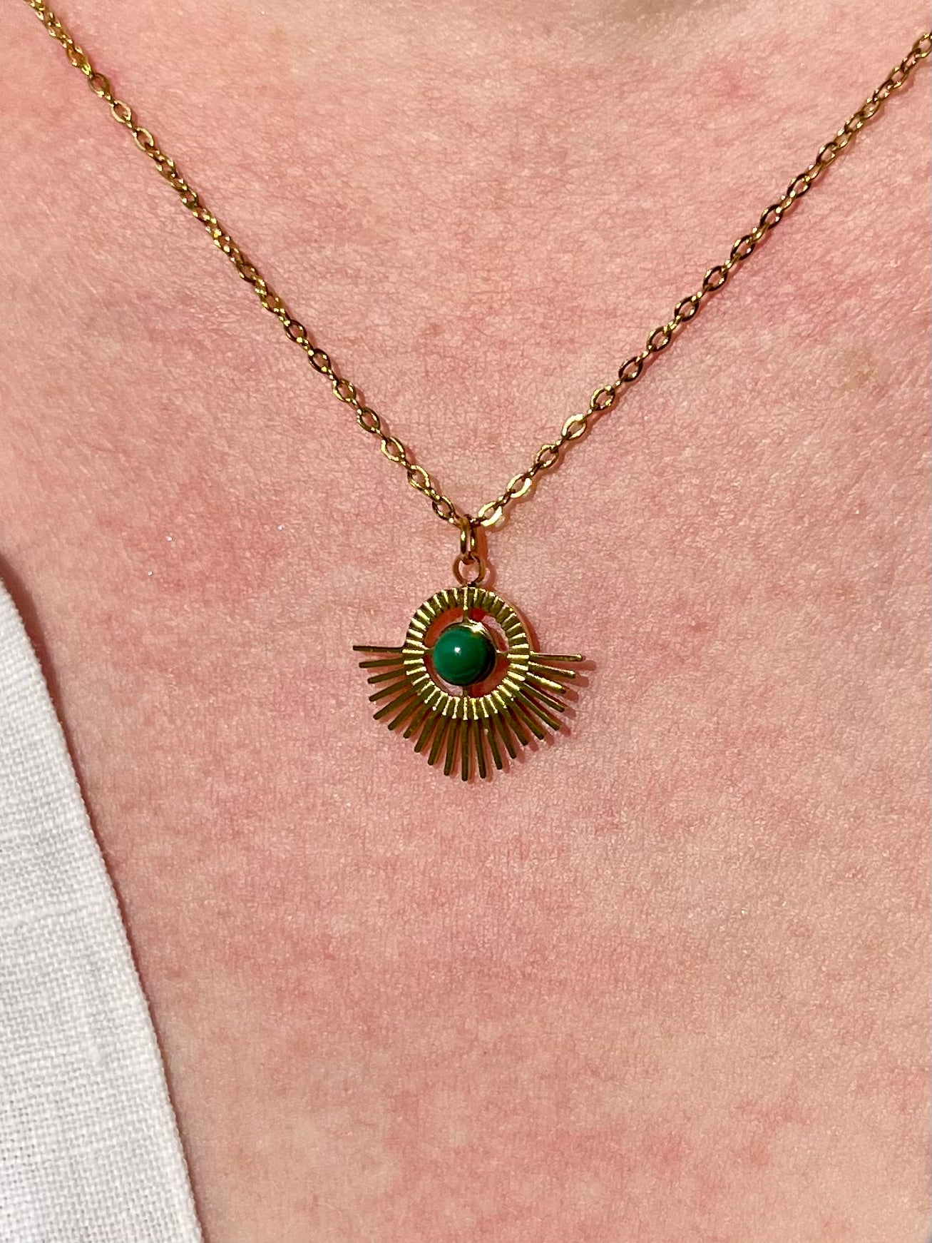 Collier ALLY, avec pierre de Malachite, porté.