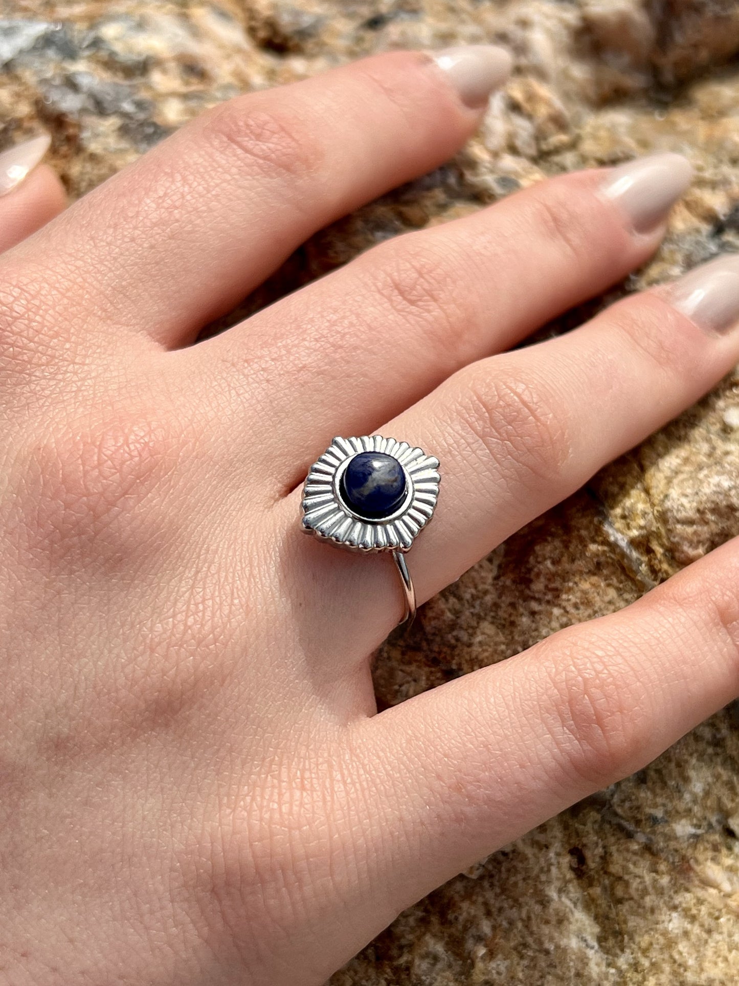 Bague ALYSÉE, de couleur Argent avec pierre de Sodalite, portée sur une main de femme.