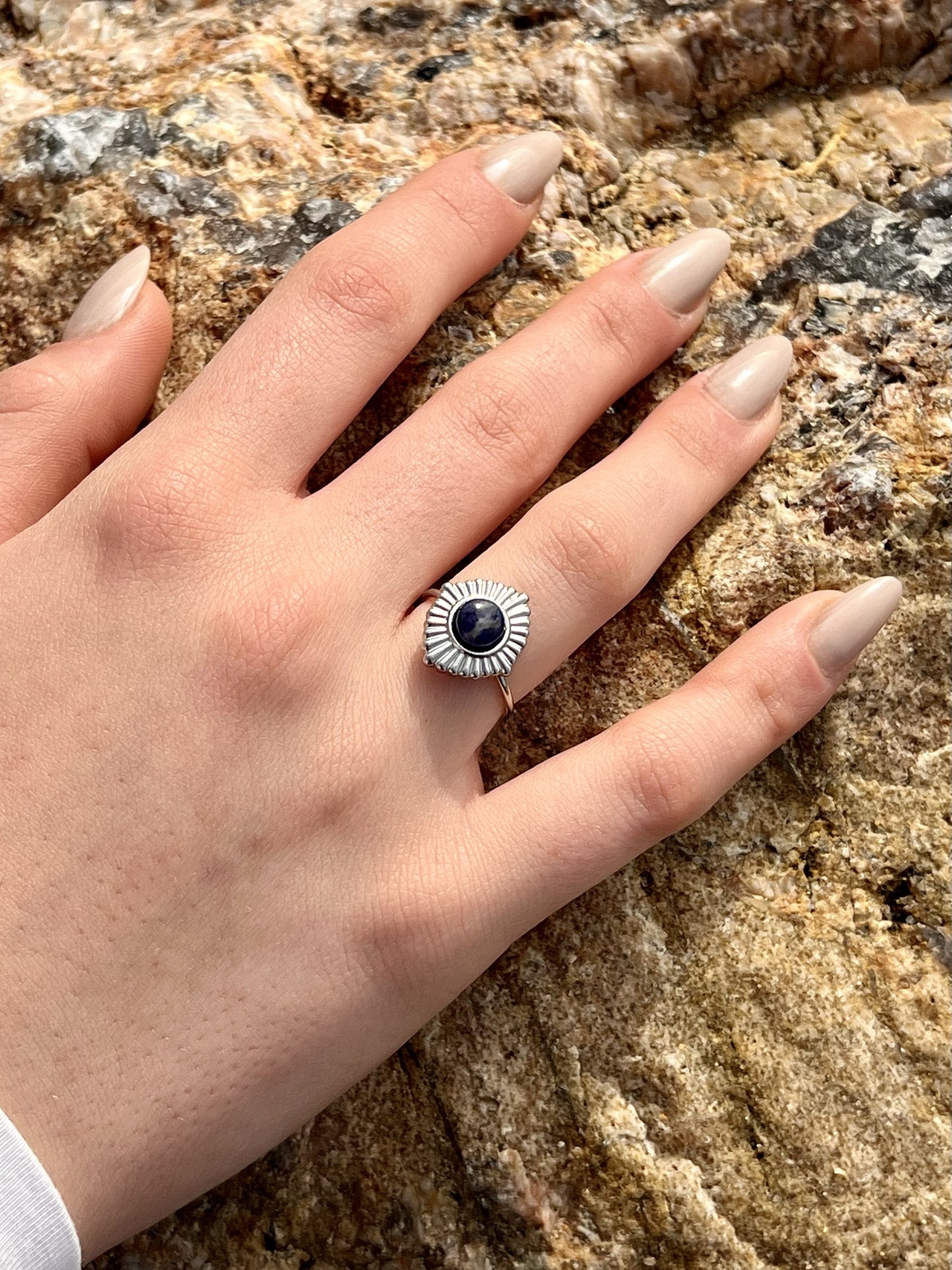 Bague ALYSÉE, de couleur Argent avec pierre de Sodalite, portée sur une main de femme.