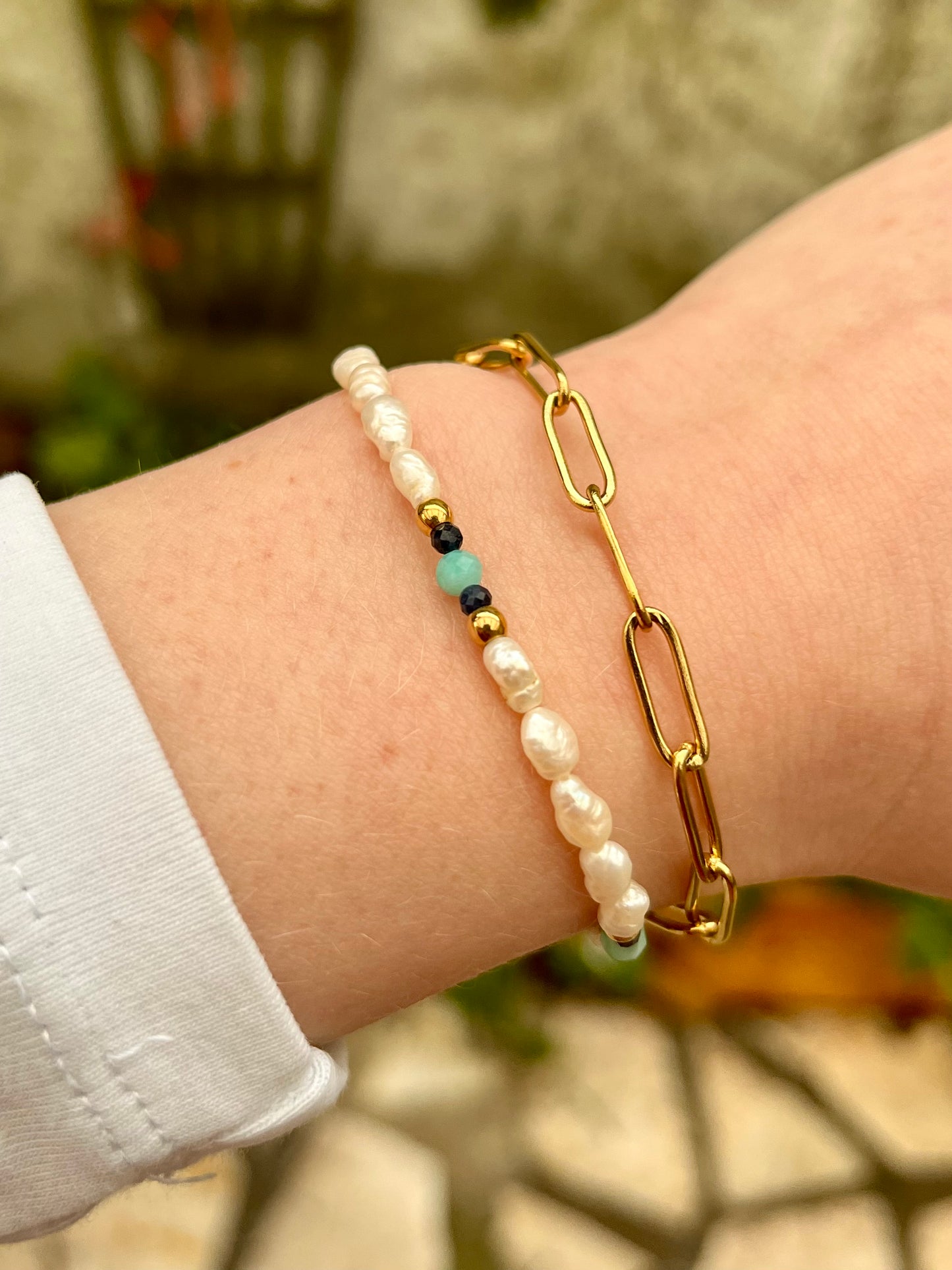 Bracelet ARIANA, avec pierre d'Amazonite, Saphir et Perle de Culture, porté sur un poignet de femme.