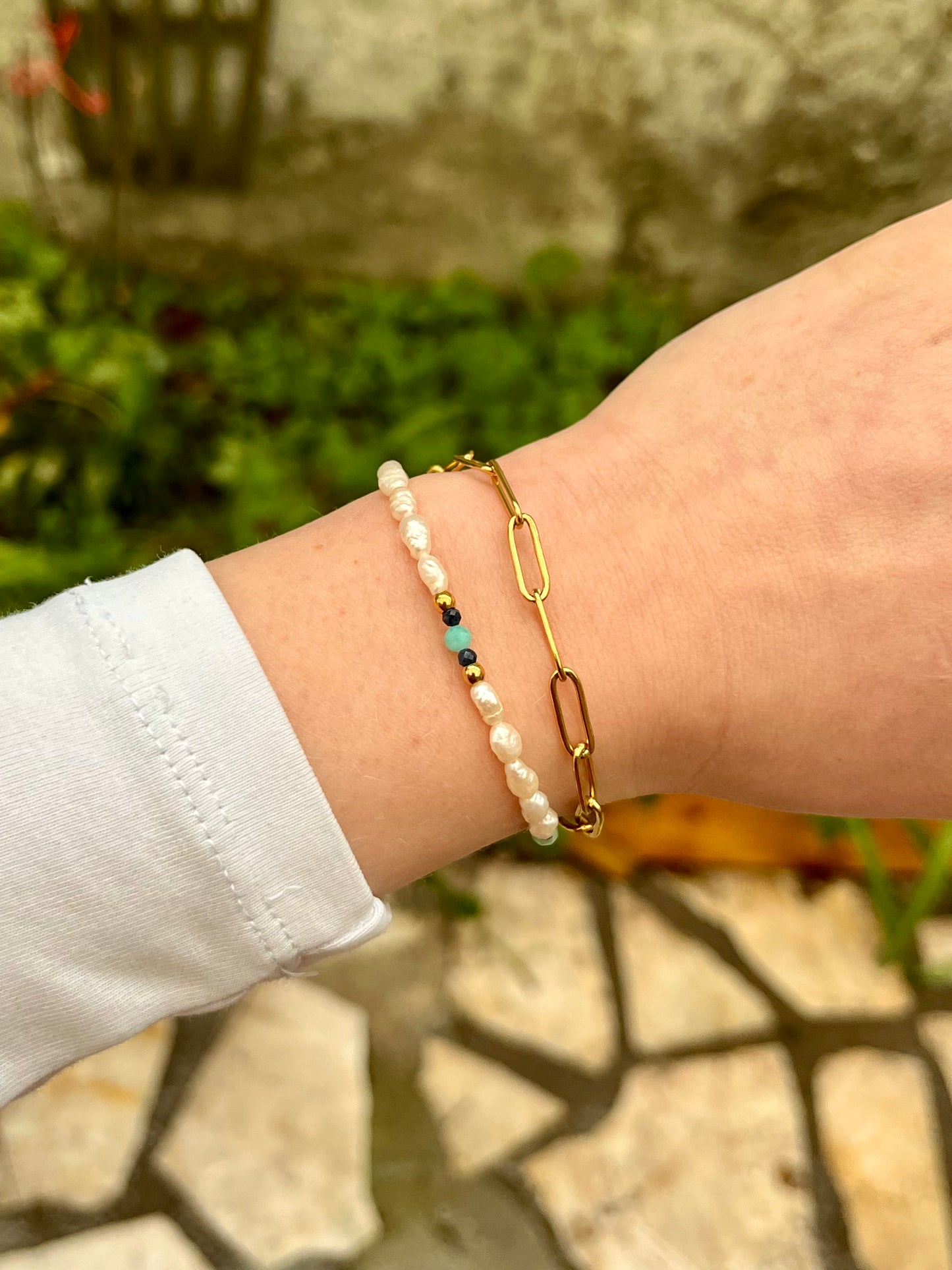 Bracelet ARIANA, avec pierre d'Amazonite, Saphir et Perle de Culture, porté sur un poignet de femme.
