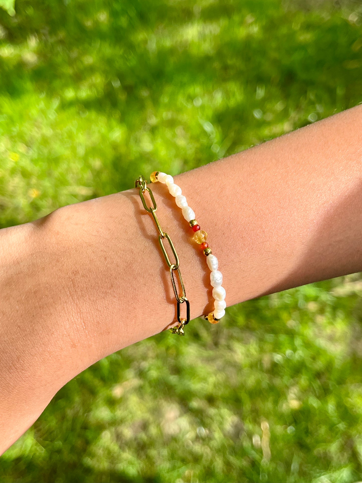 Bracelet ARIANA, avec pierre de Citrine, de Cornaline et Perle de Culture, portées.