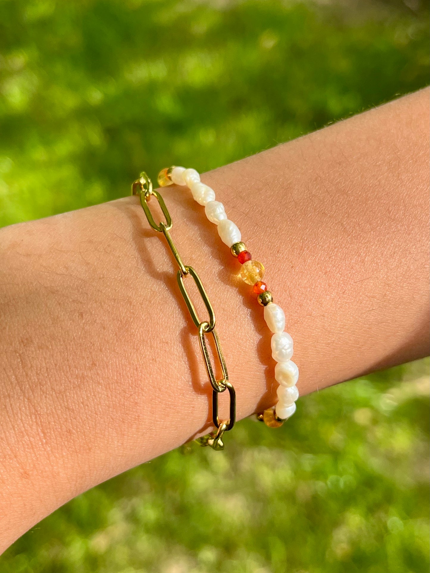 Bracelet ARIANA, avec pierre de Citrine, de Cornaline et Perle de Culture, portées.