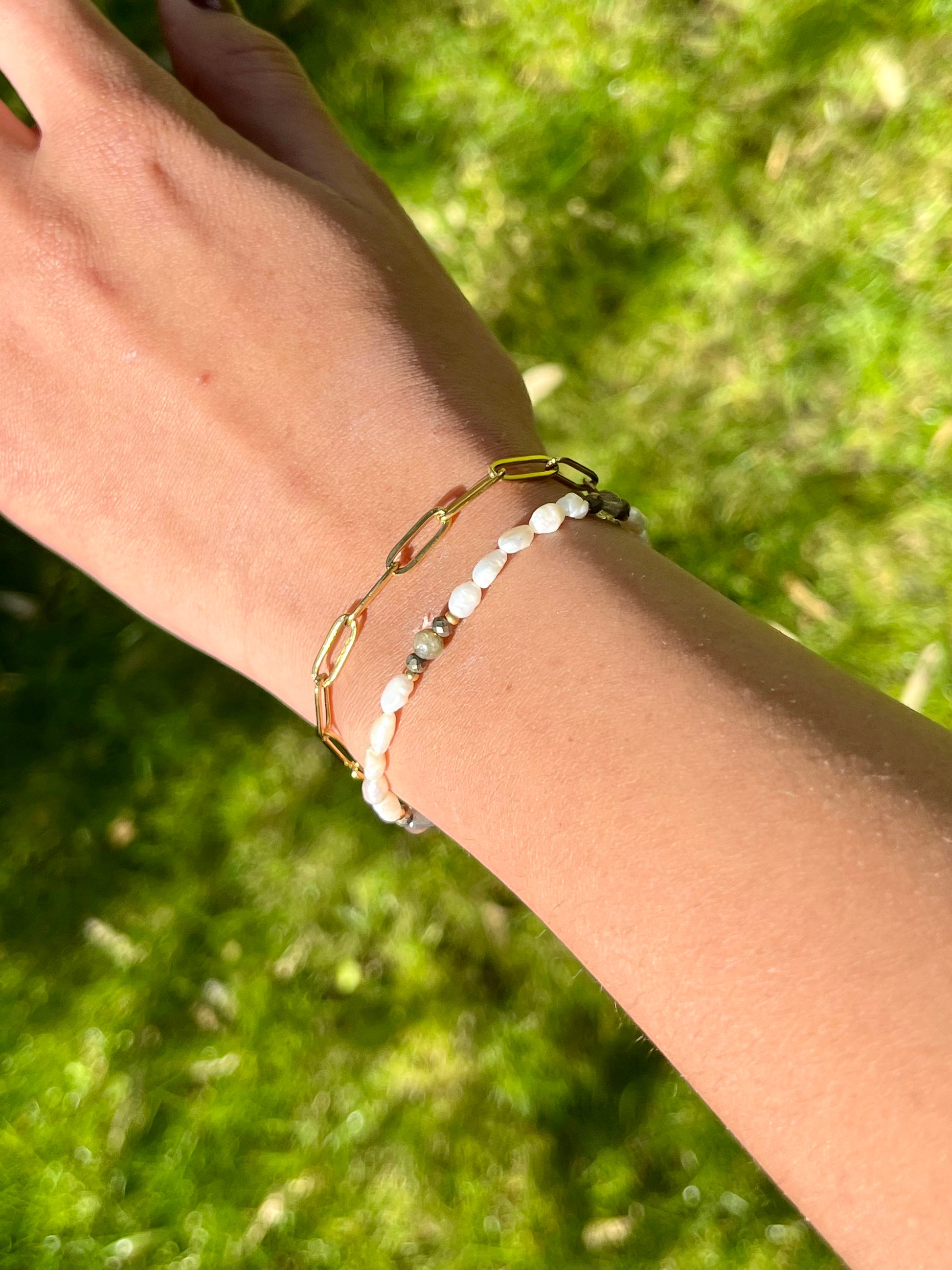 Bracelet ARIANA, avec pierre de Labradorite, de Pyrite et Perles de Culture, porté sur un poignet de femme.