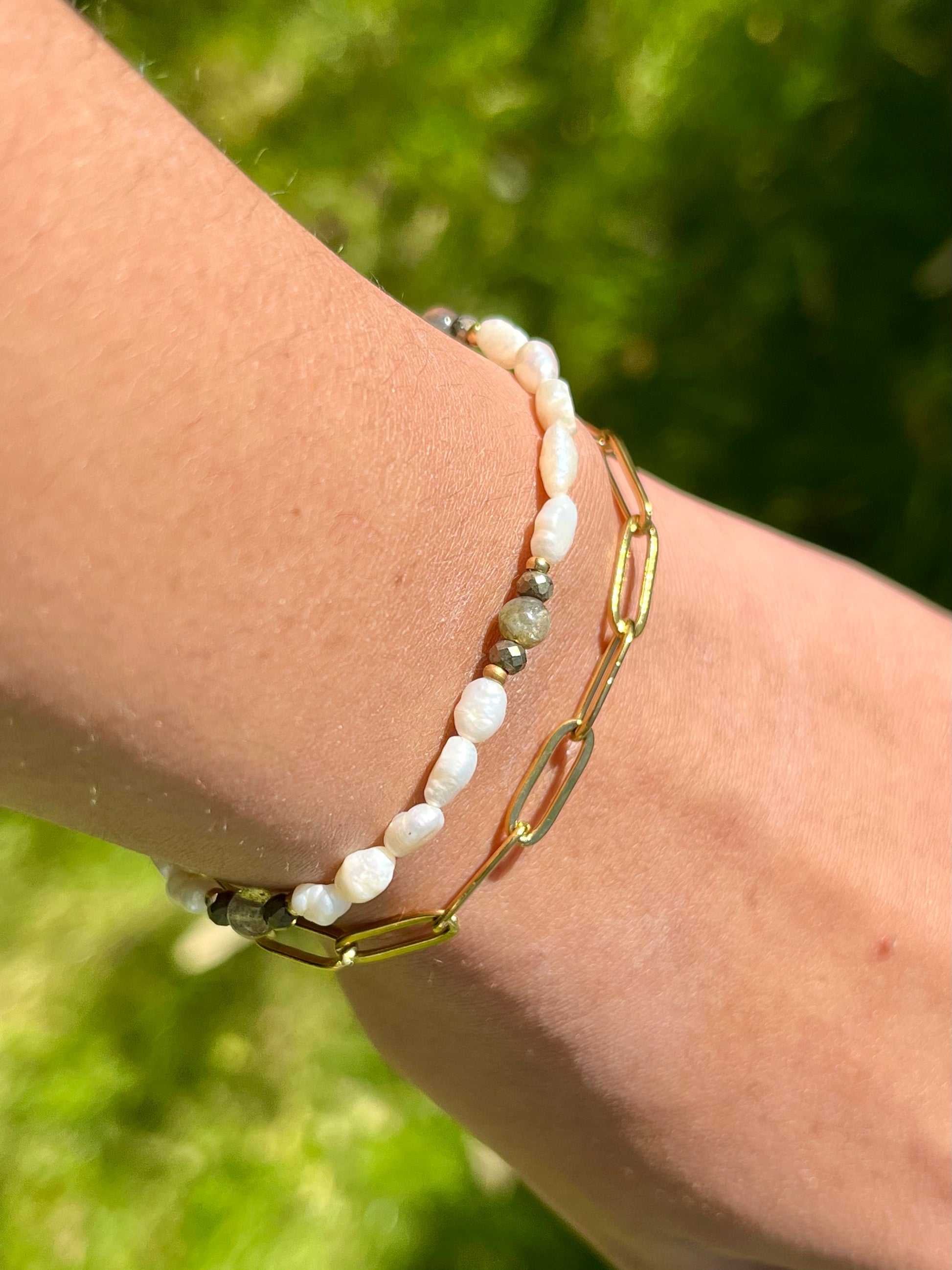 Bracelet ARIANA, avec pierre de Labradorite, de Pyrite et Perles de Culture, porté sur un poignet de femme.