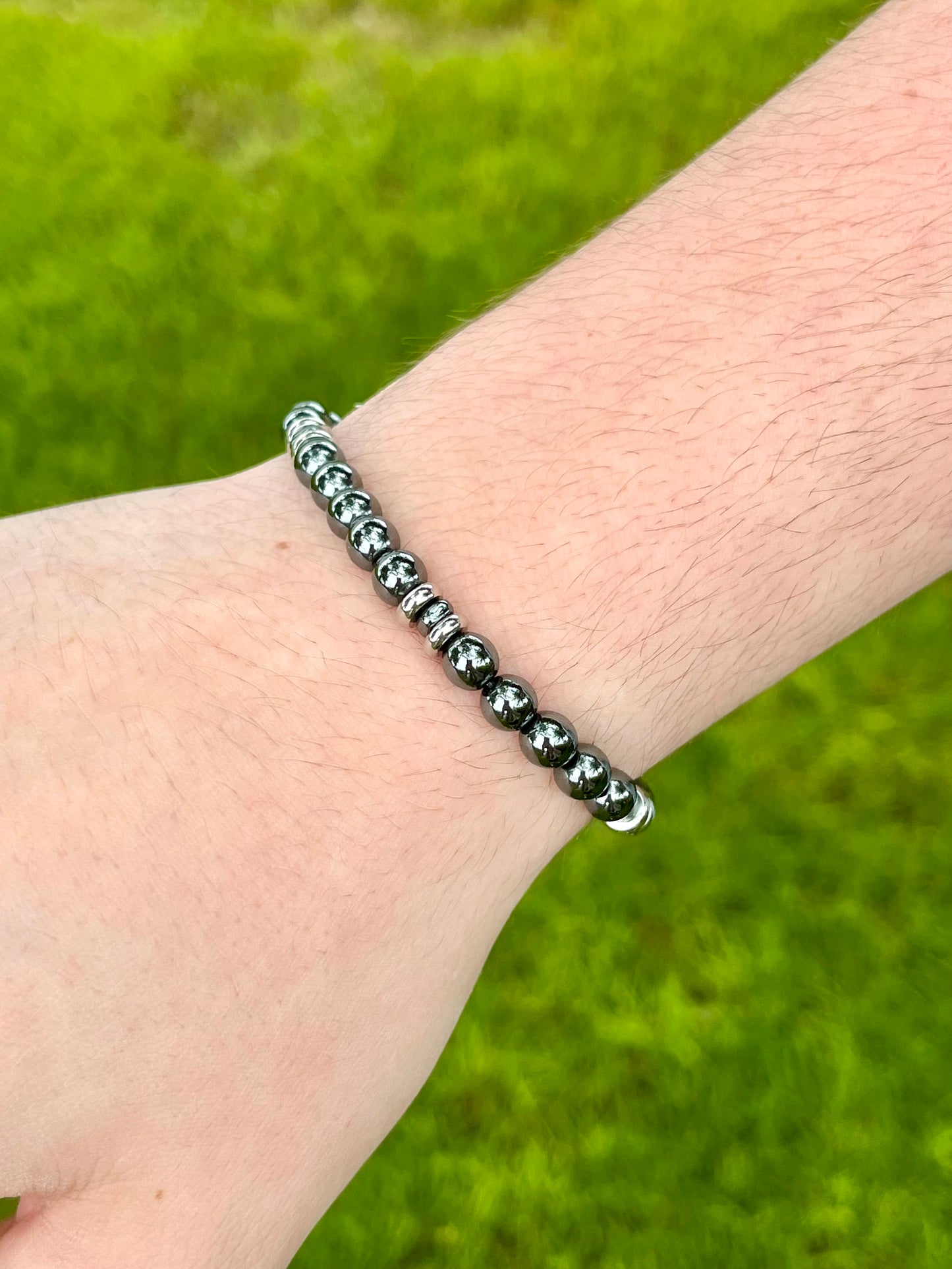 Bracelet CAMILLE, avec pierres d'Hématite, porté.