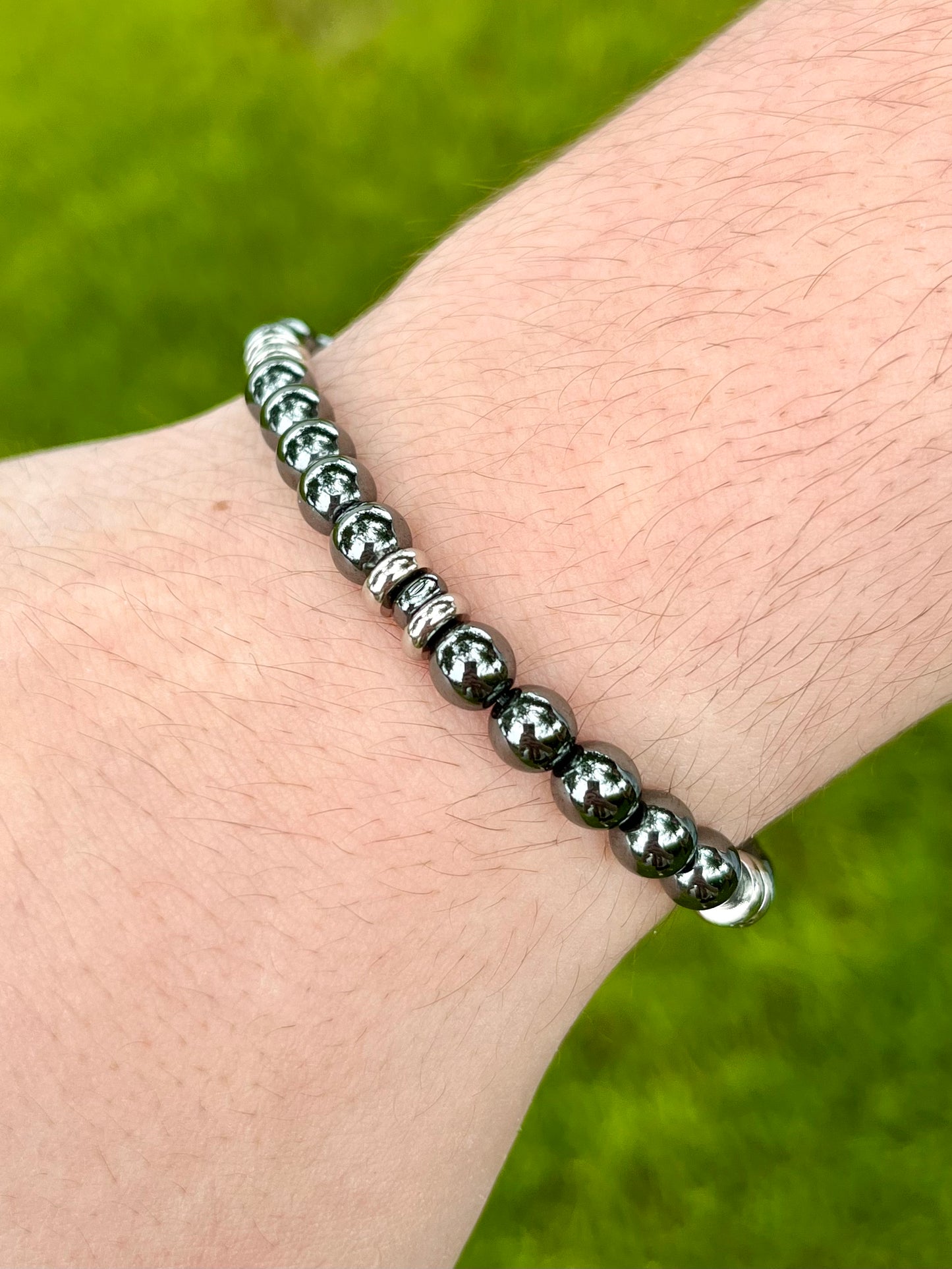 Bracelet CAMILLE, avec pierres d'Hématite, porté.