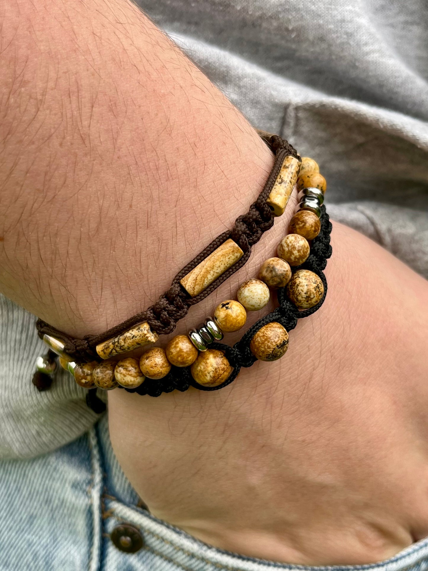 Bracelet CAMILLE, avec pierres de Jaspe Paysage, porté avec les bracelets GABIN et MAËL.