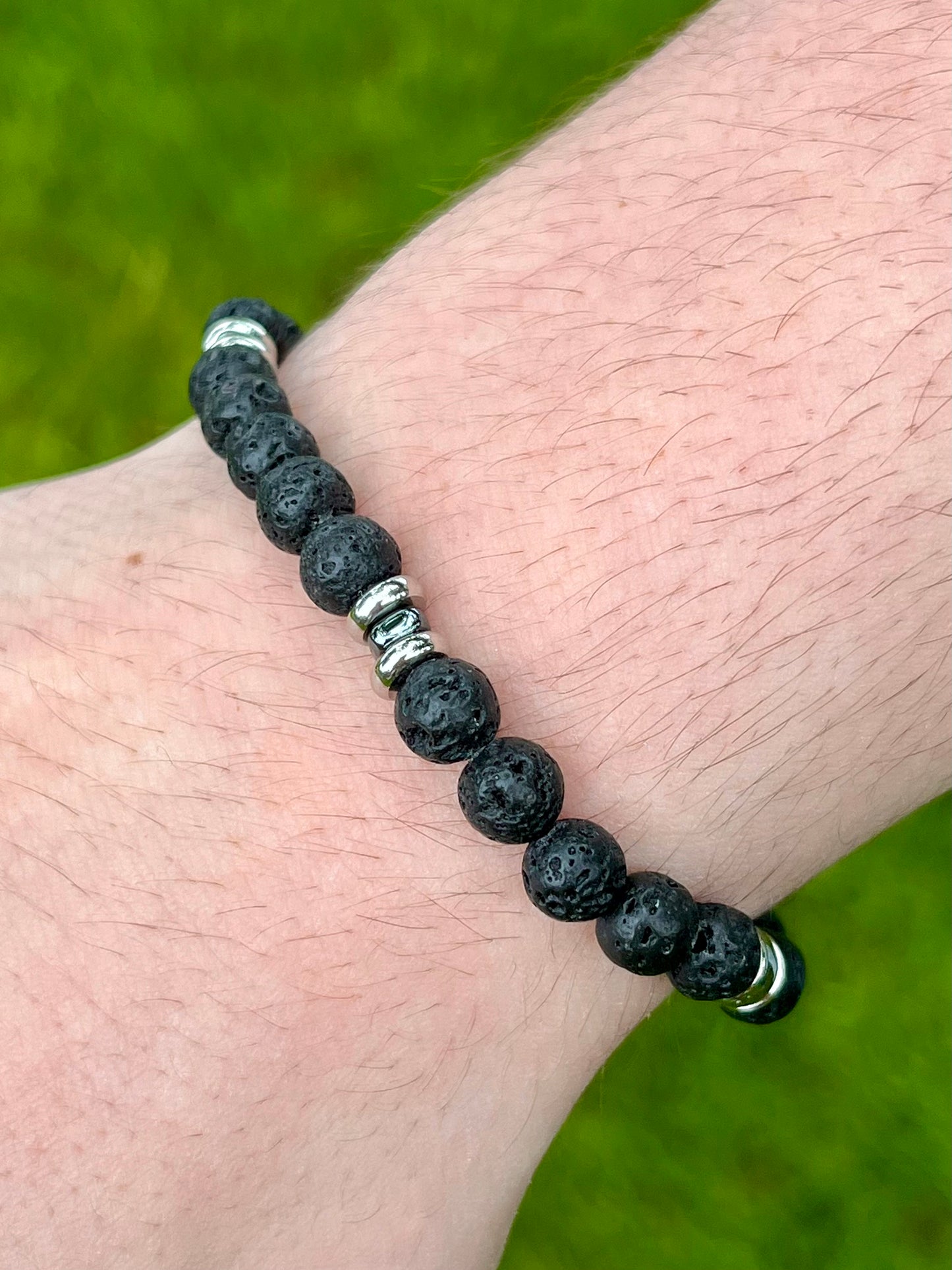 Bracelet CAMILLE, avec pierres de Lave, porté.