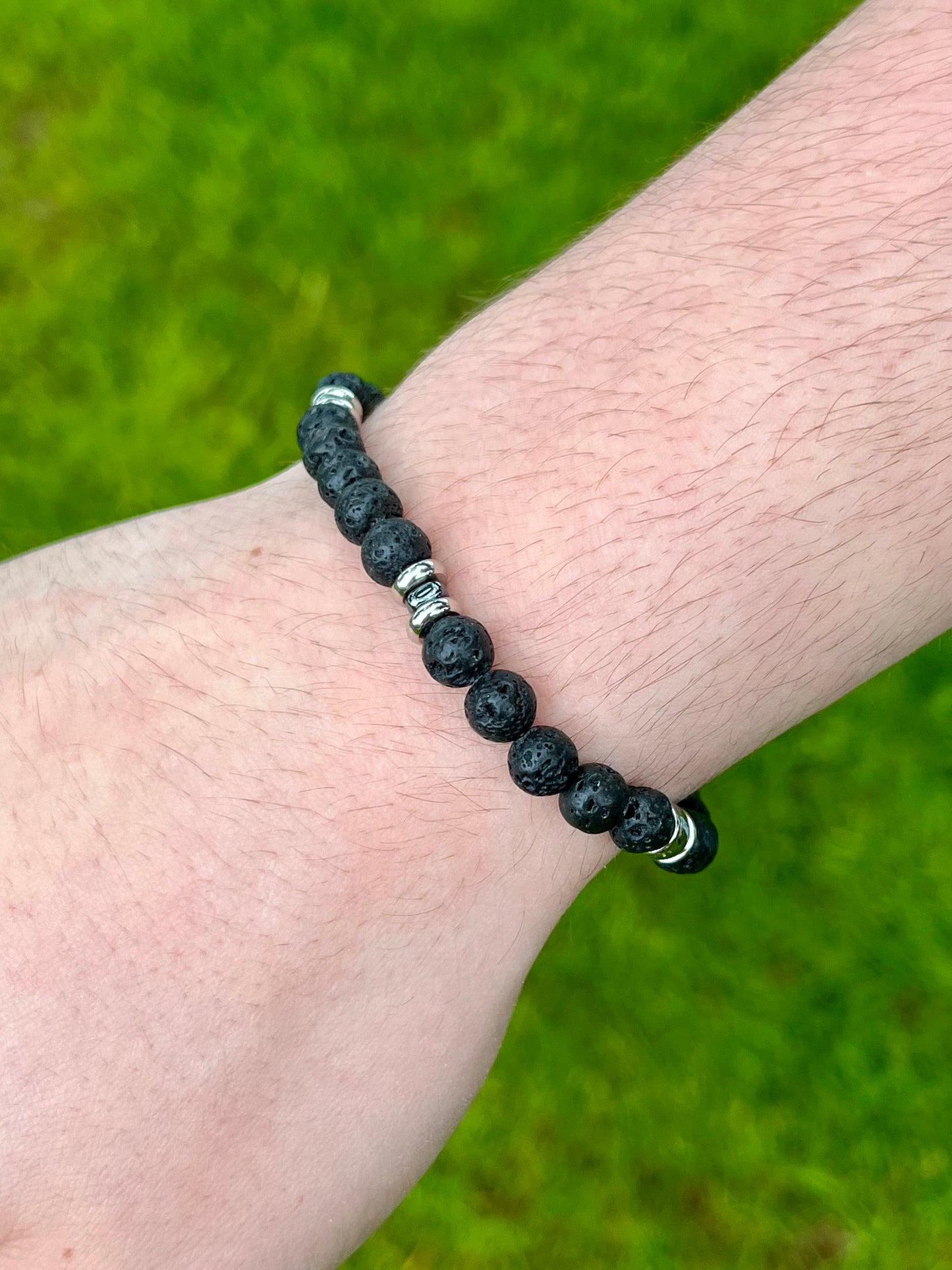 Bracelet CAMILLE, avec pierres de Lave, porté.
