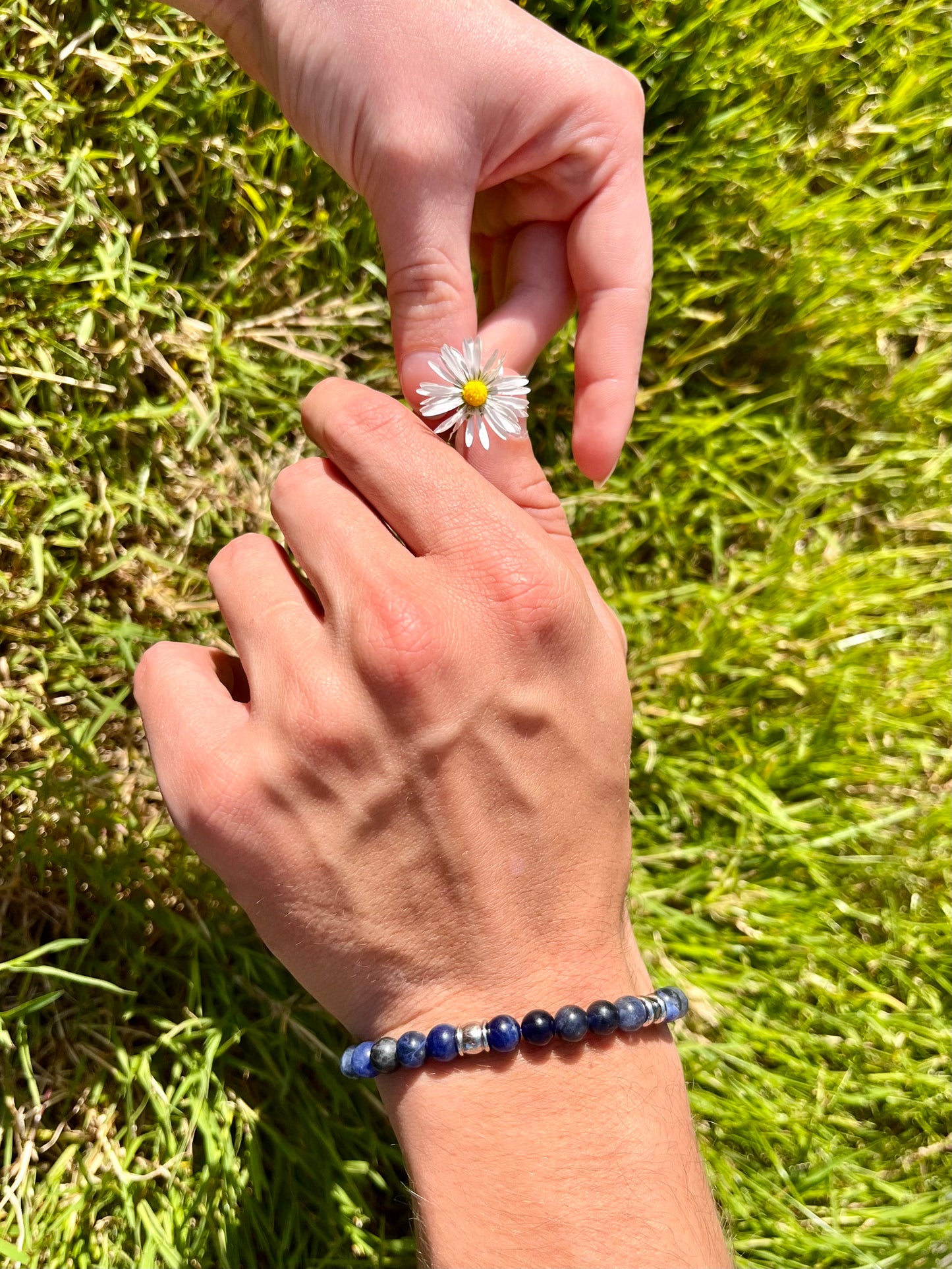 Bracelet CAMILLE, avec pierre de Sodalite et d'Hématite, porté.