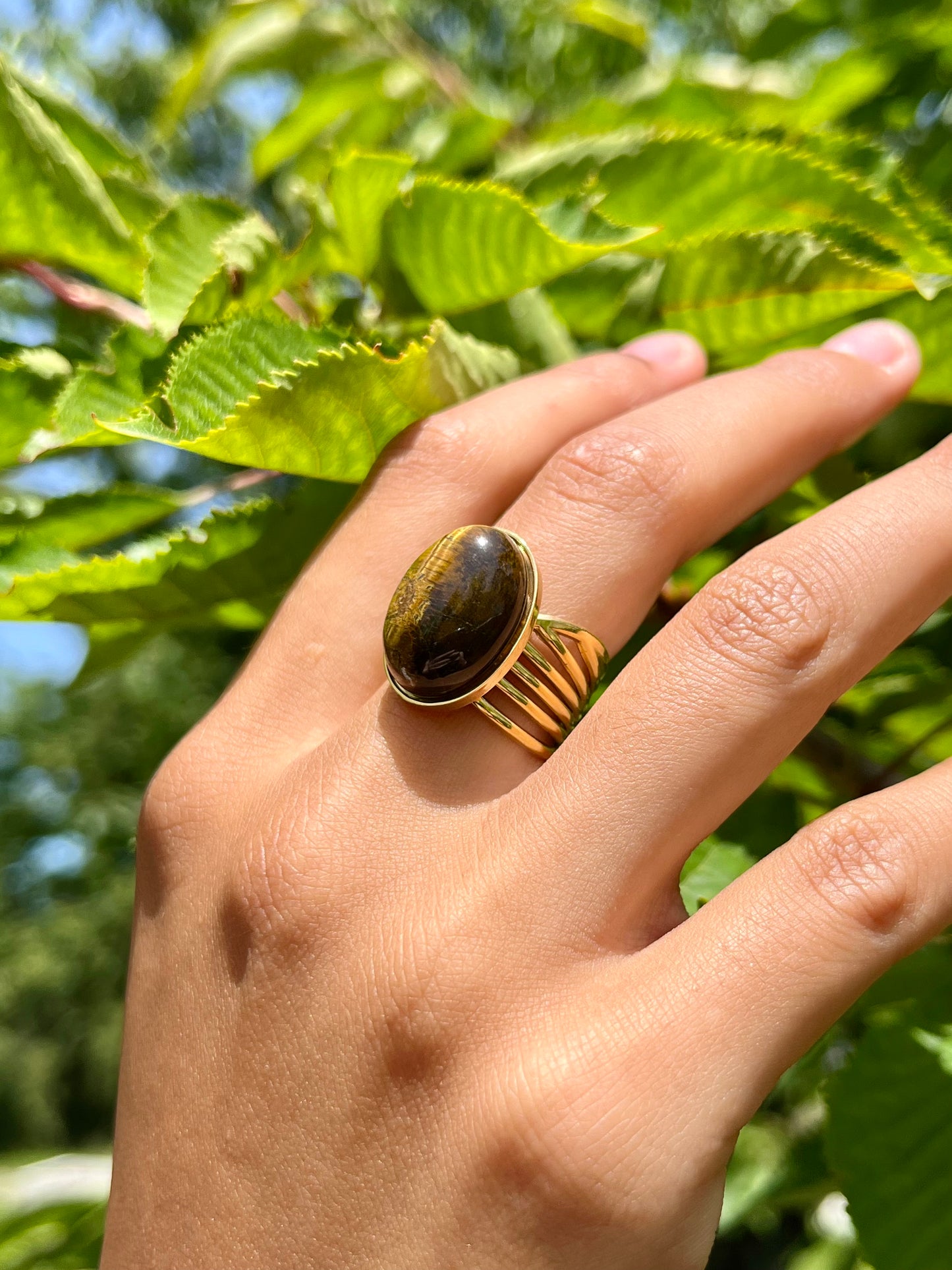 Bague DIANA, avec pierre d'Oeil de Tigre, portée.