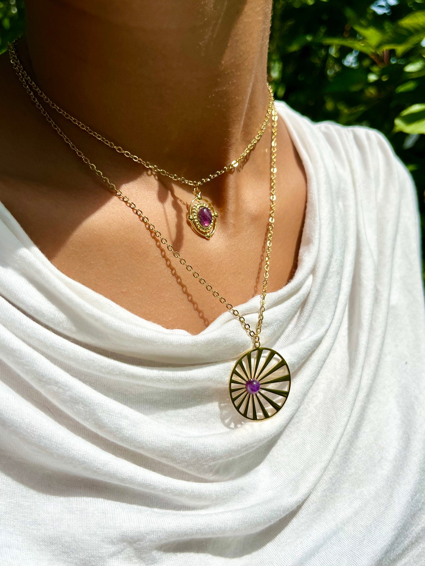 Collier LOUISA, avec Pierre d'Améthyste, porté avec le collier SANA.
