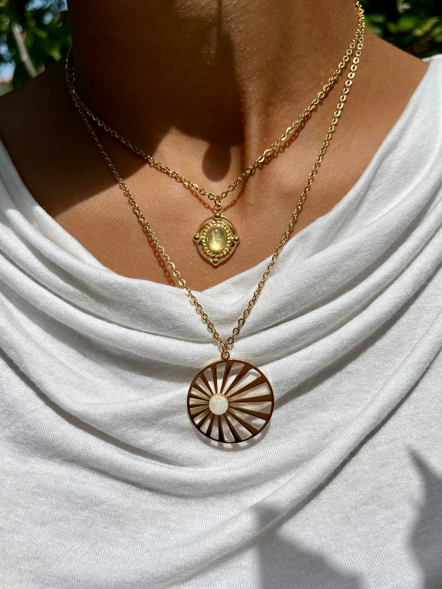 Collier LOUISA, avec Pierre de Quartz Rose, porté avec le collier SANA.