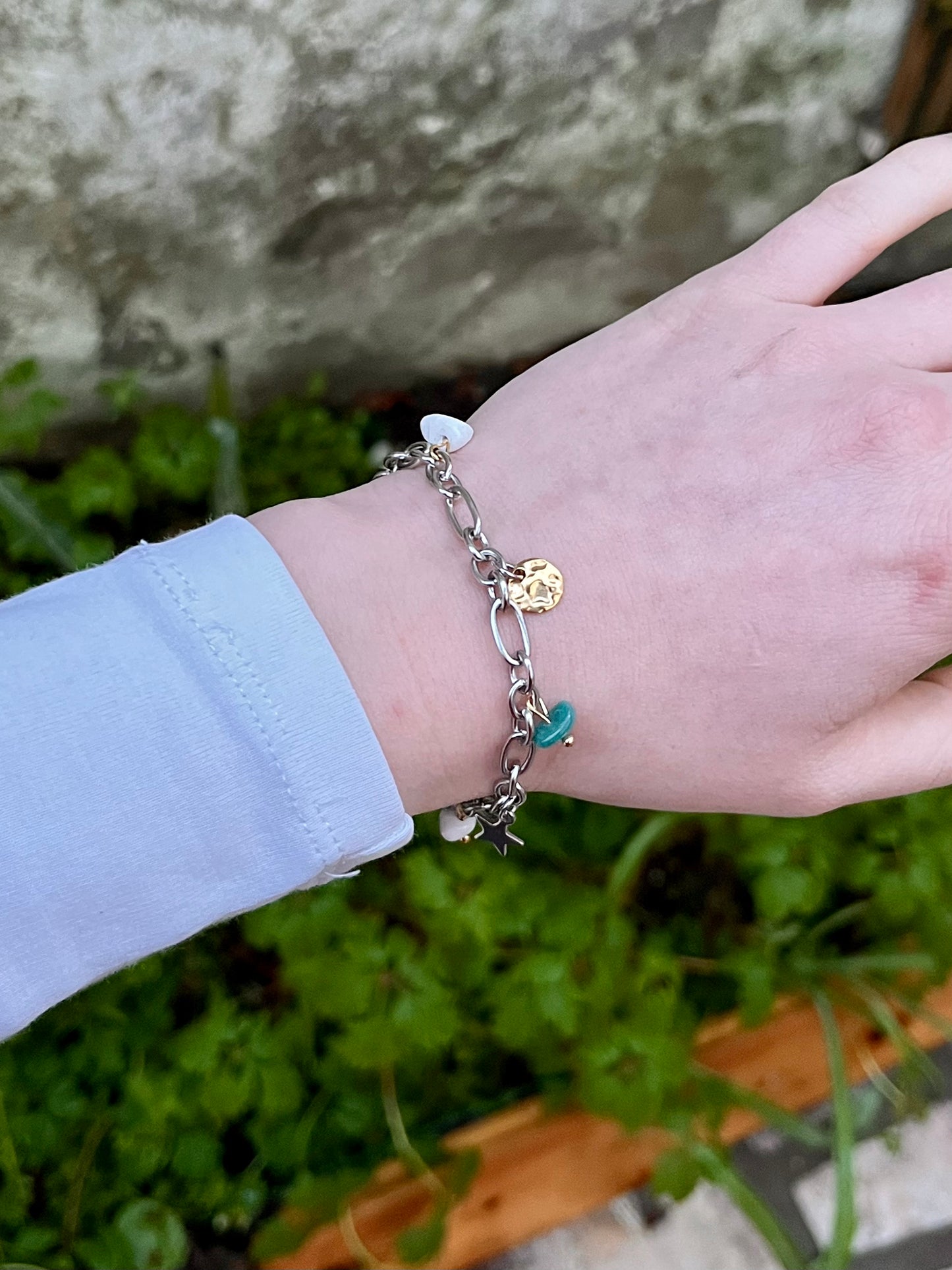 Bracelet JUDITH, avec pierres de Howlite et d'Apatite, porté.