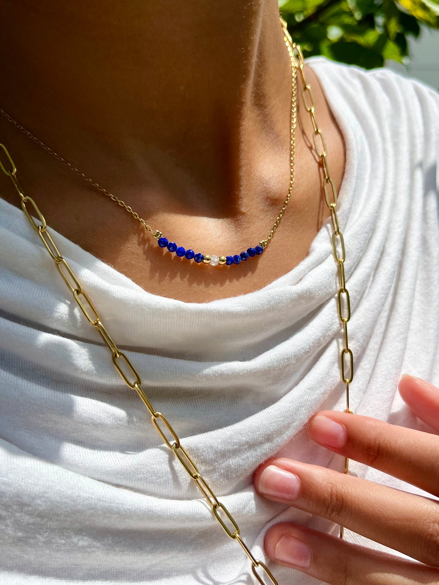 Collier JULIE, avec pierres de Lapis-Lazuli et de Labradorite, porté.