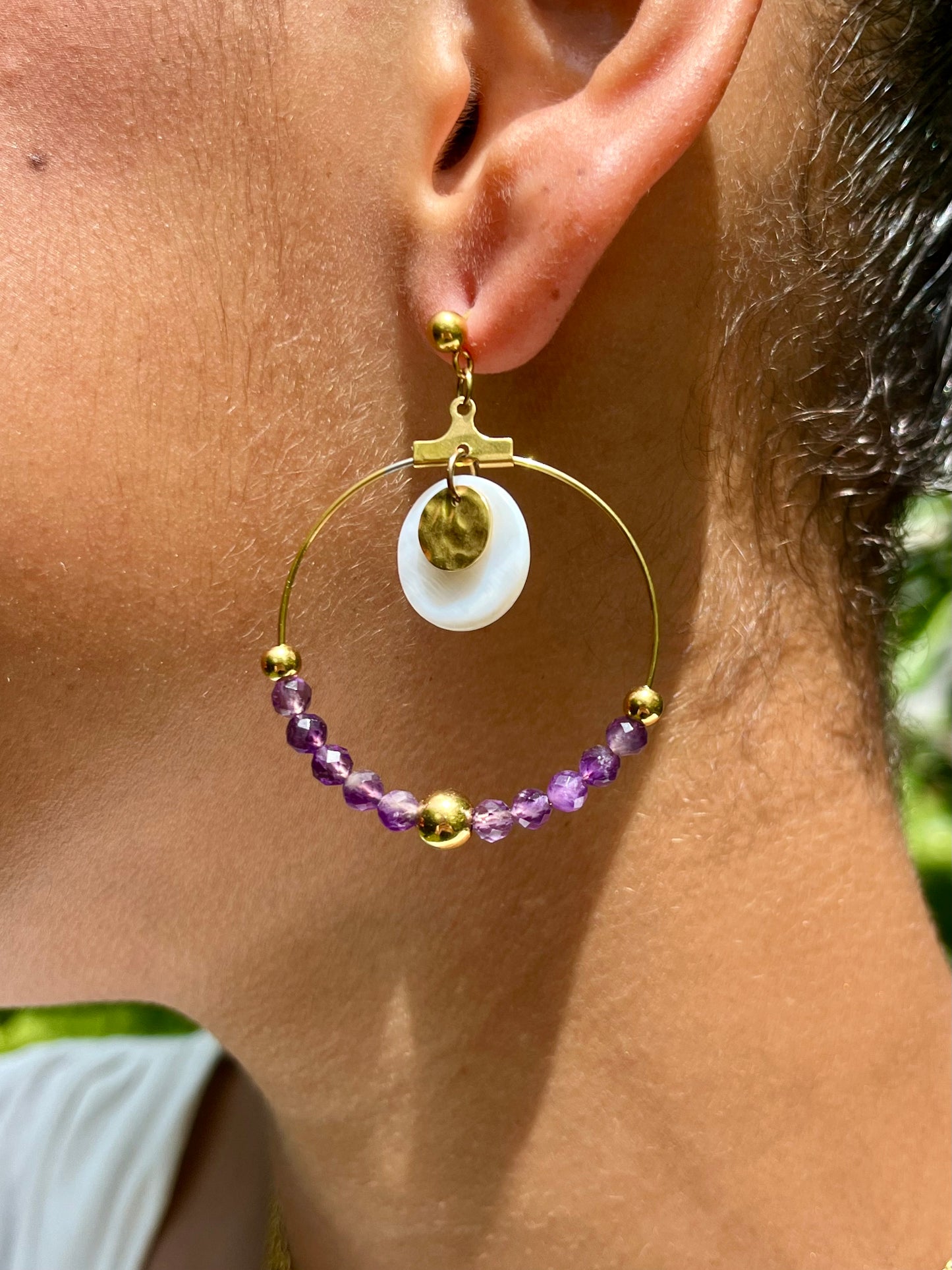 Boucles d'oreille LAÏNA, avec pierres d'Améthyste, portées.