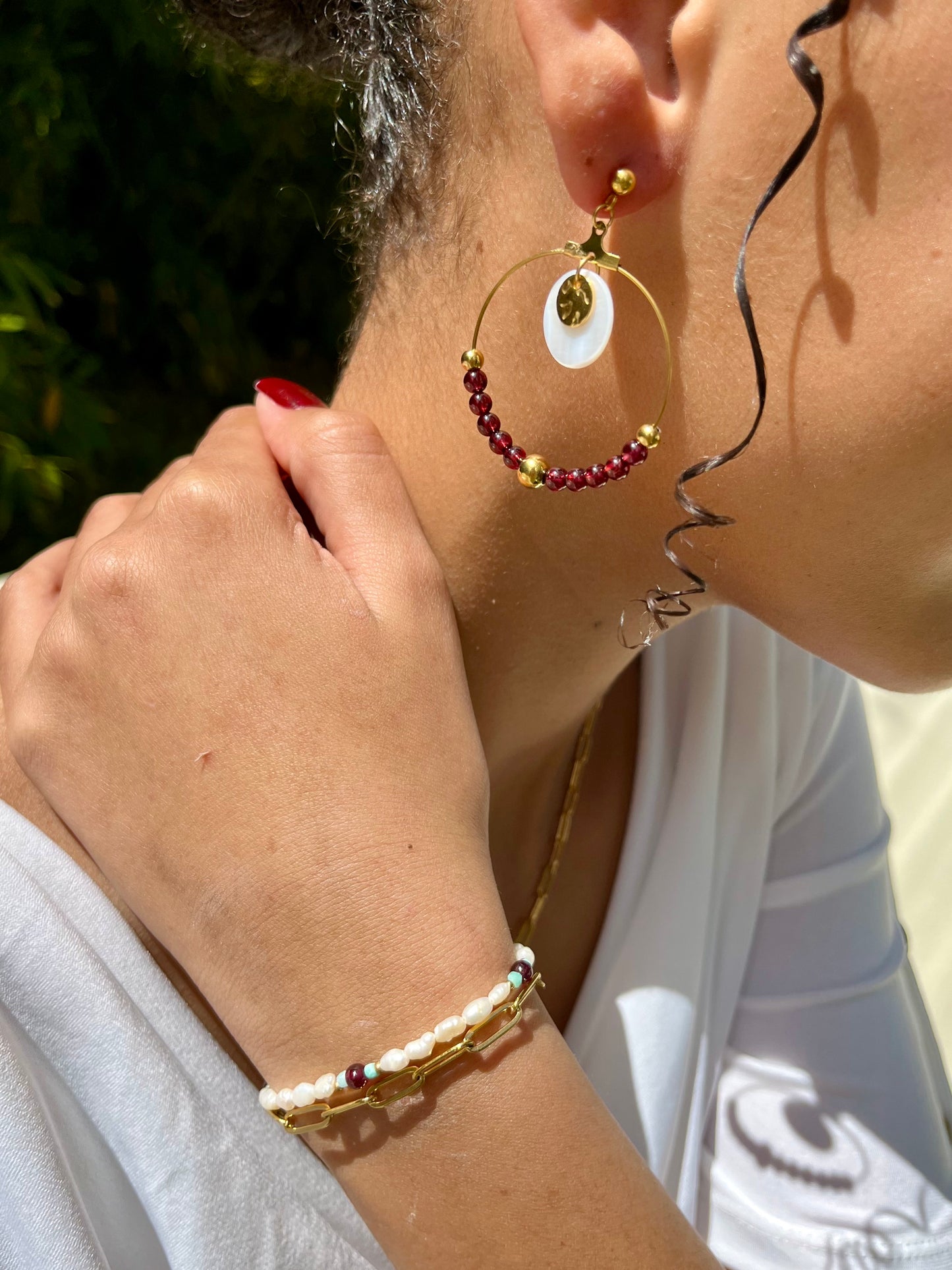 Créoles LAÏNA, avec pierres de Grenat, portées avec le bracelet ARIANA.