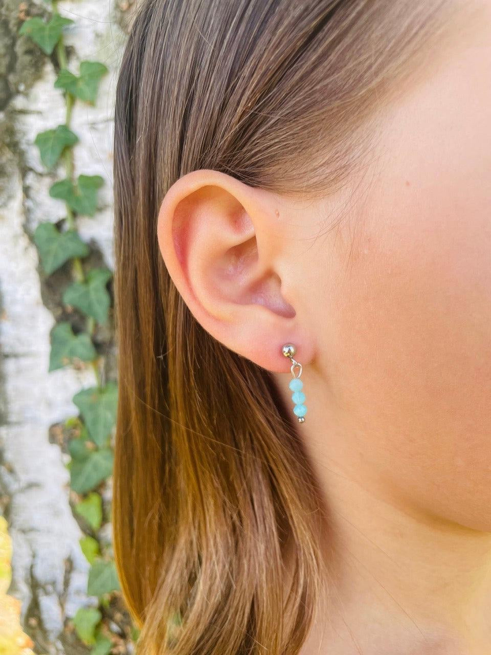 Boucles d'oreille LALY, avec pierres d'Amazonite, portées.