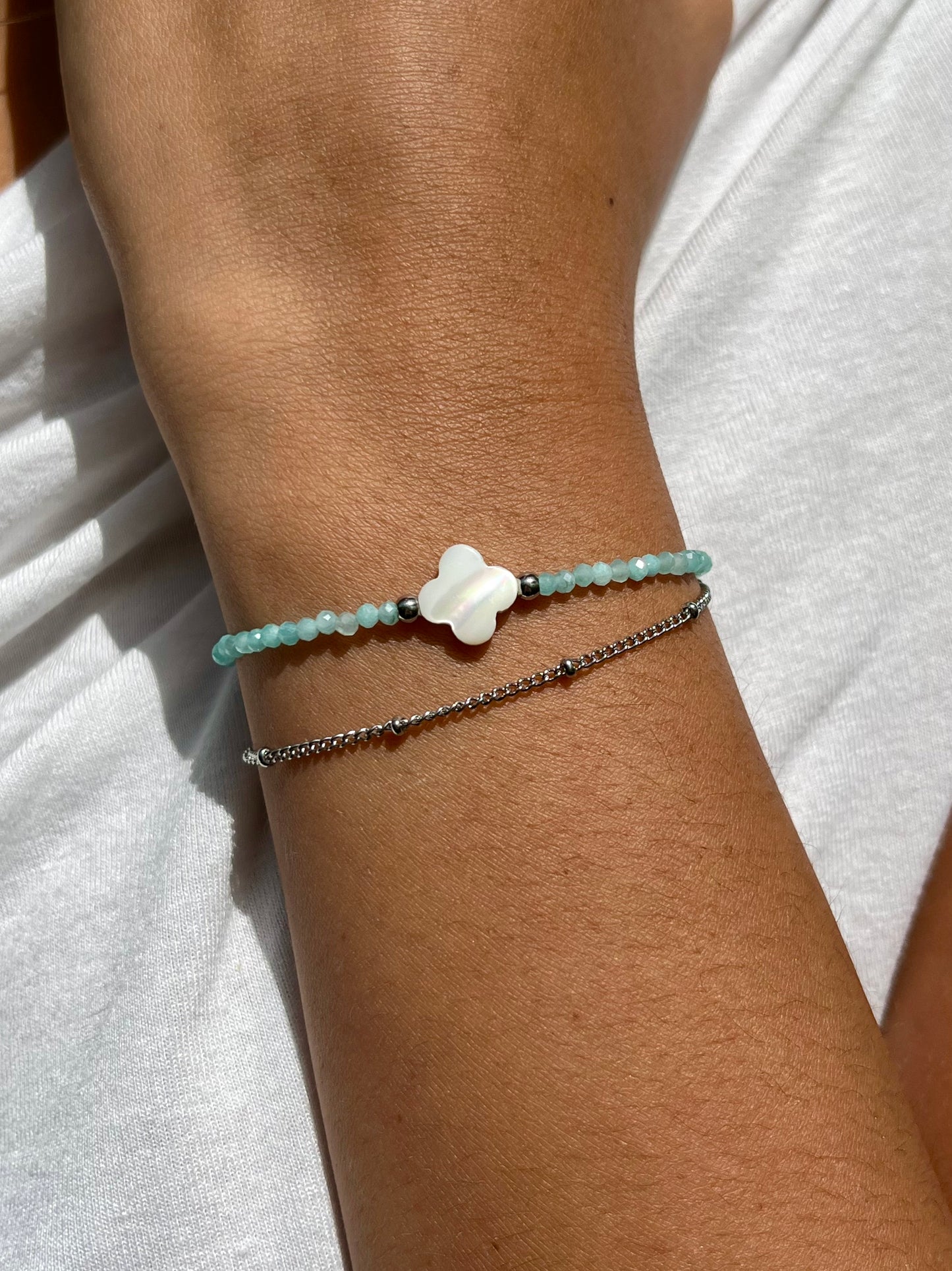 Bracelet LINA, de couleur Bleu avec Pierre d'Amazonite et Nacre. Sublimez votre tenue avec nos bracelets faits main aux Sables d'Olonne, ornés de Pierres d'Amazonite et de Nacre, pour un style intemporel.