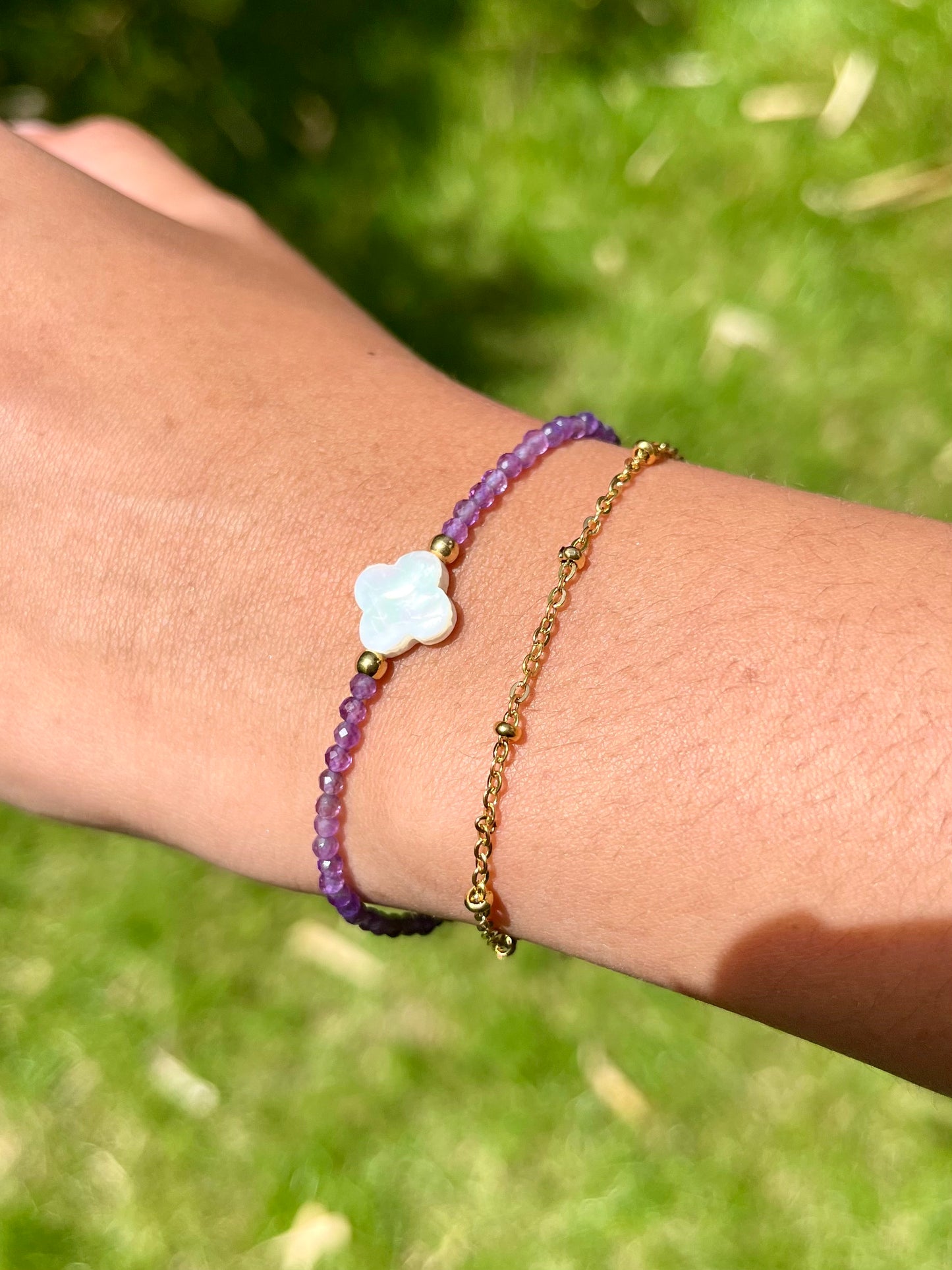 Bracelet LINA, avec pierres d'Améthyste et Nacre, porté.