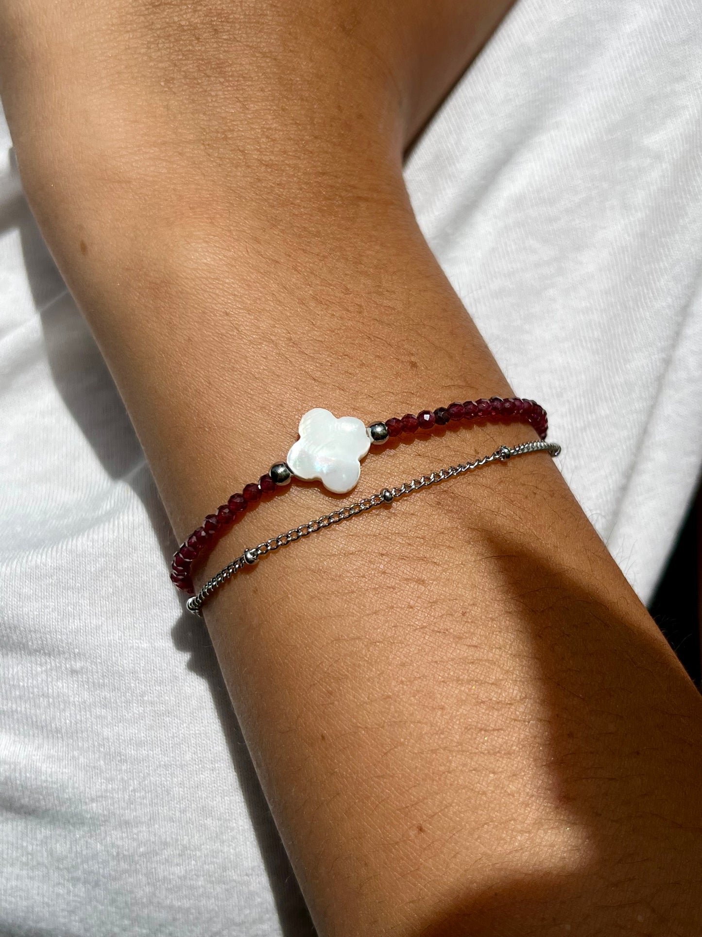 Bracelet LINA, avec Pierres de Grenat et Nacre, porté.