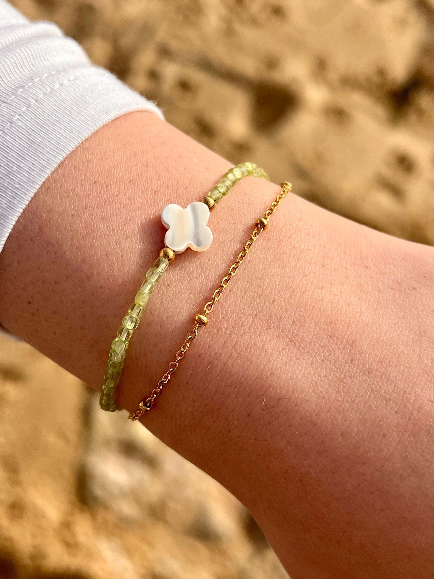 Bracelet LINA, avec pierres de Péridot et de Nacre, porté.