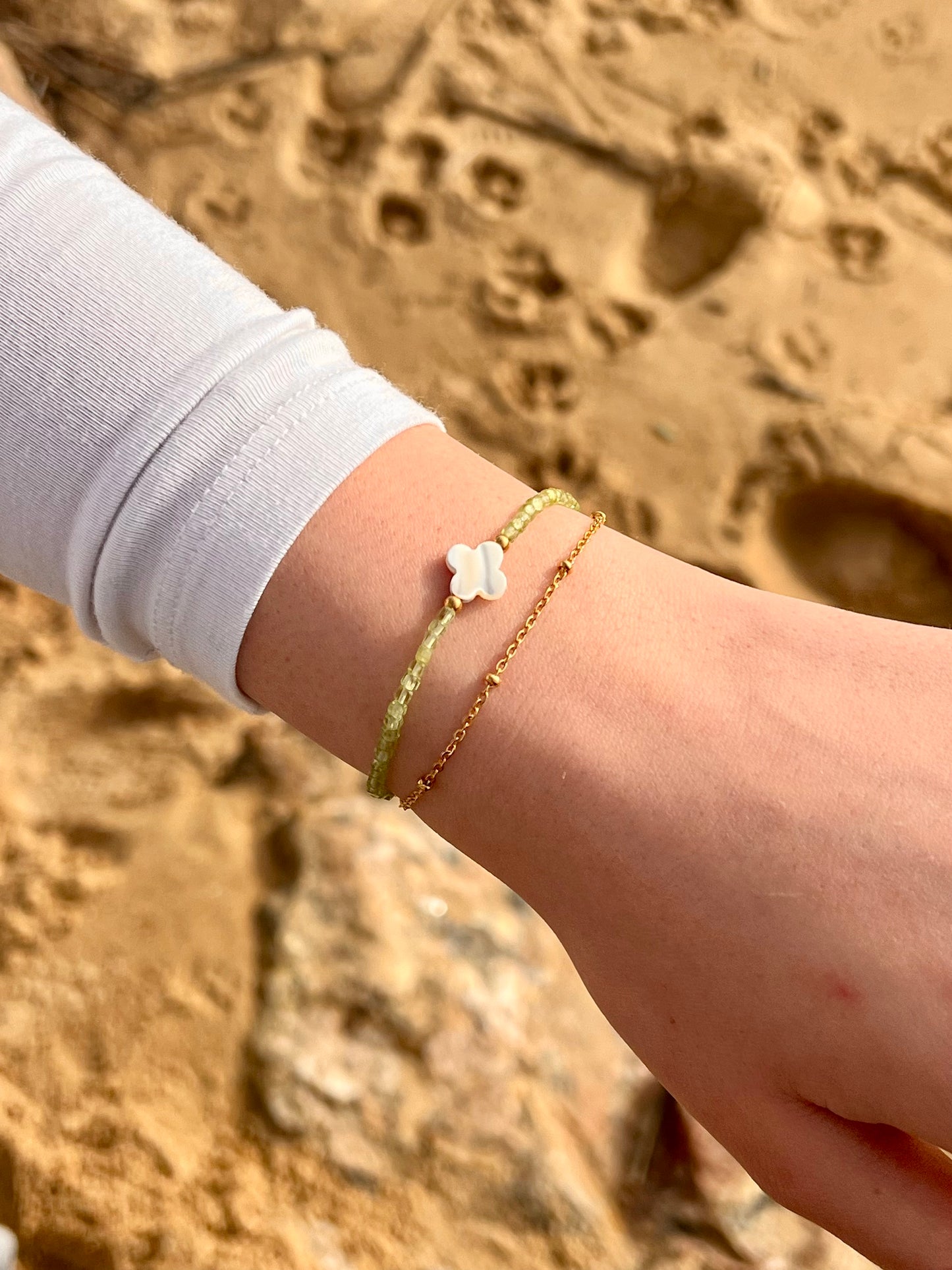 Bracelet LINA, avec pierres de Péridot et de Nacre, porté.