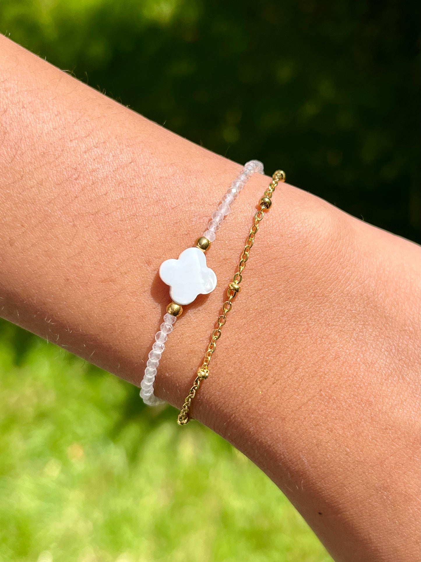 Bracelet LINA, avec pierres de Quartz Rose, porté.