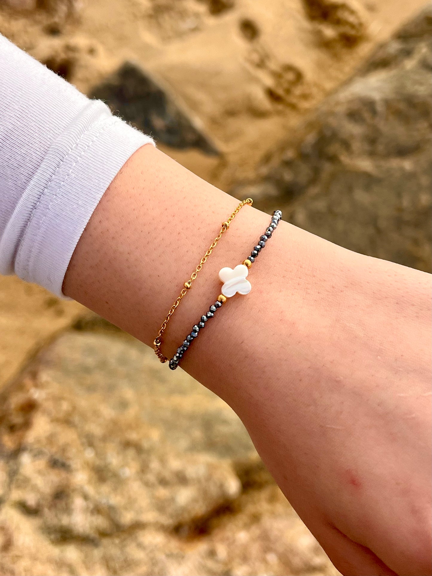 Bracelet LINA, avec pierre de Térahertz et Nacre, porté.