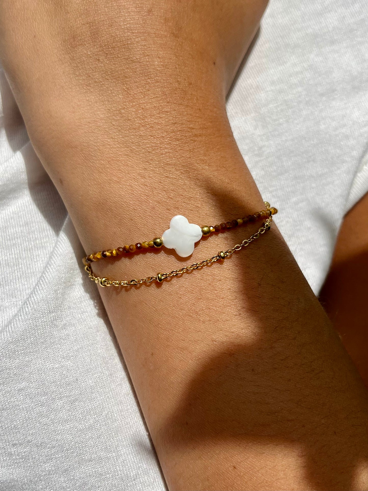 Bracelet LINA, avec pierres d'Oeil de Tigre et Nacre, porté.