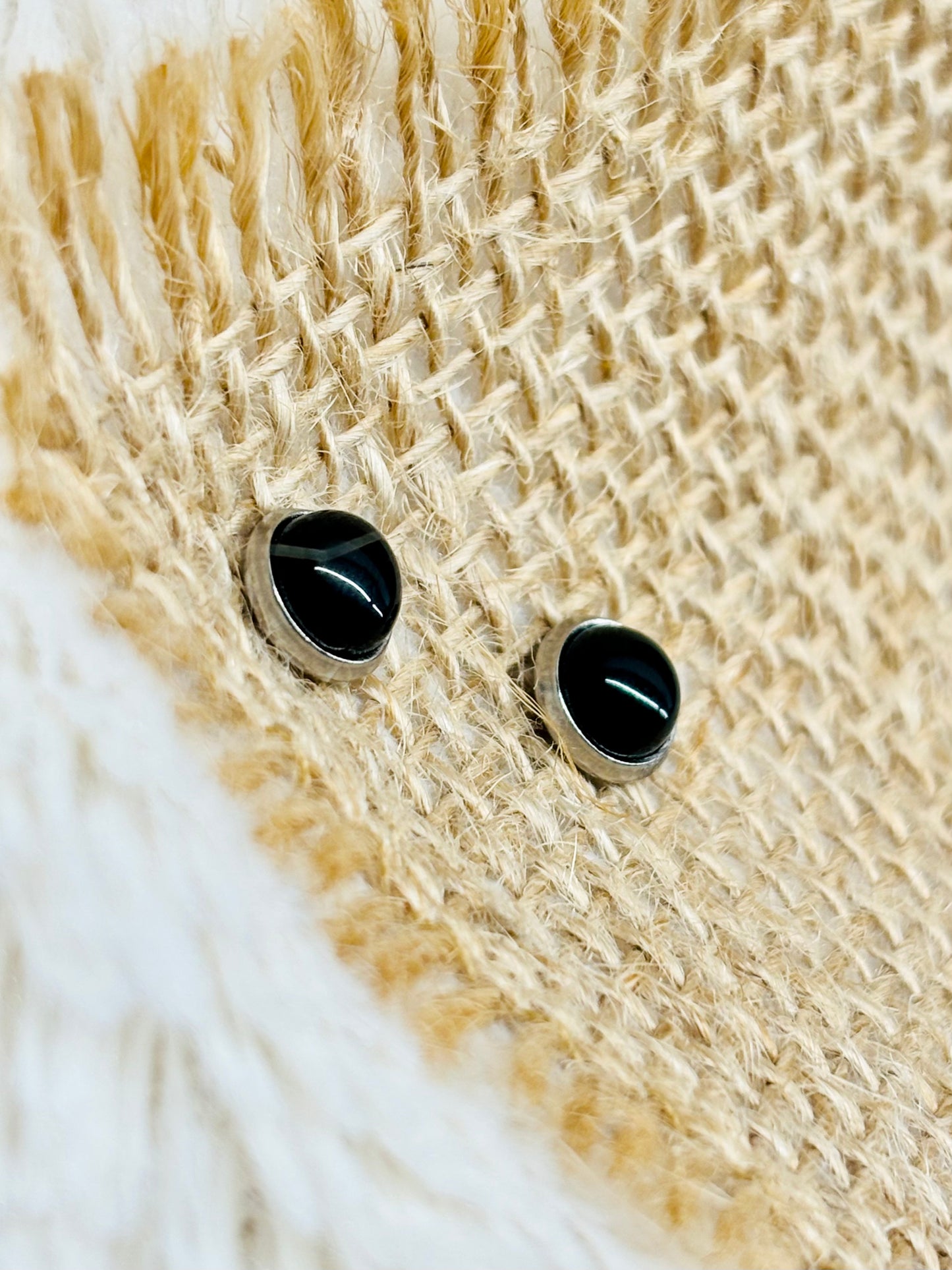 Boucles d'oreille LISE, avec pierres d'Agate, exposées sur un fond en toile de jute.