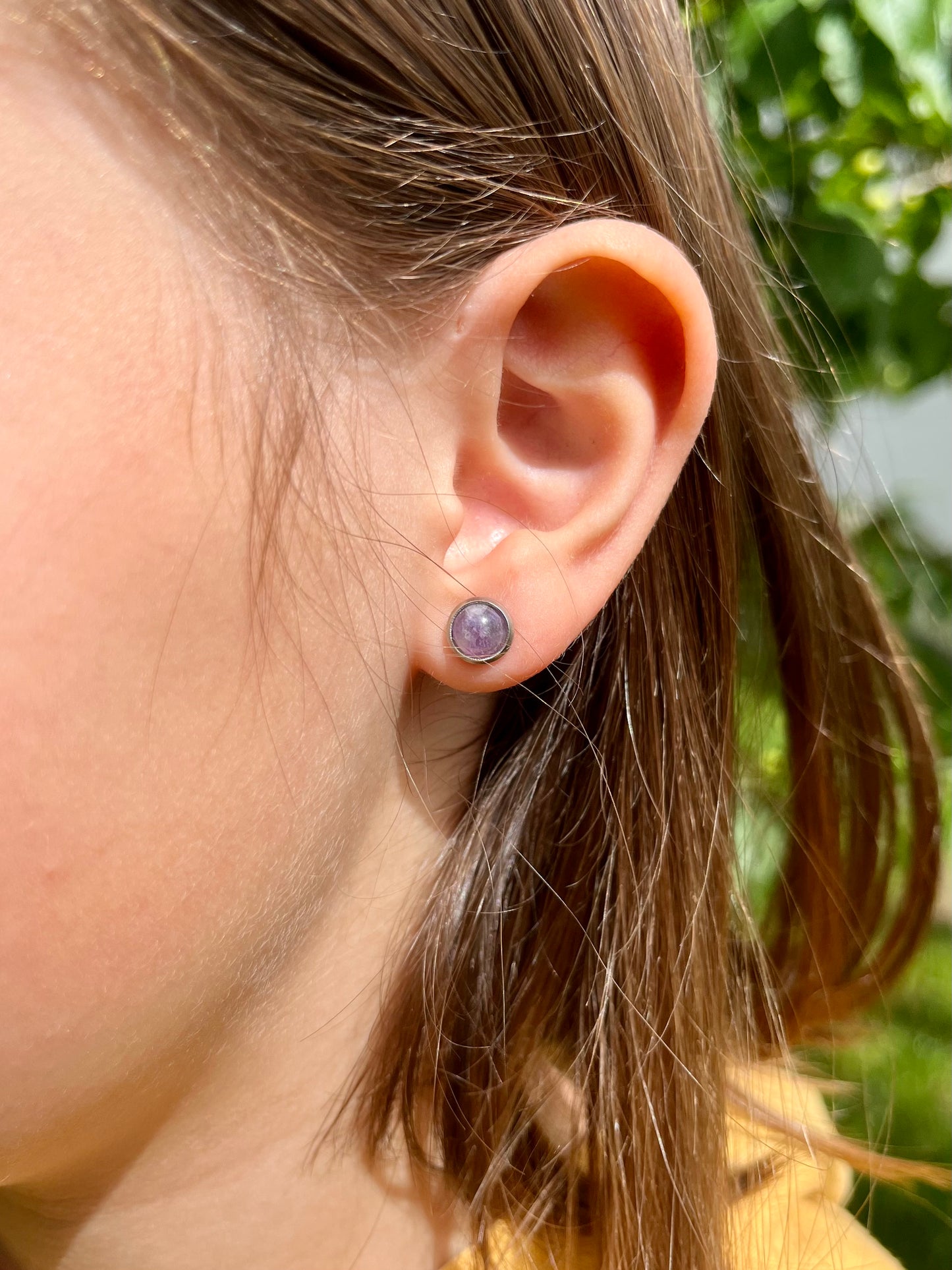 Boucles d'oreille LISE, avec pierre d'Améthyste, portées.