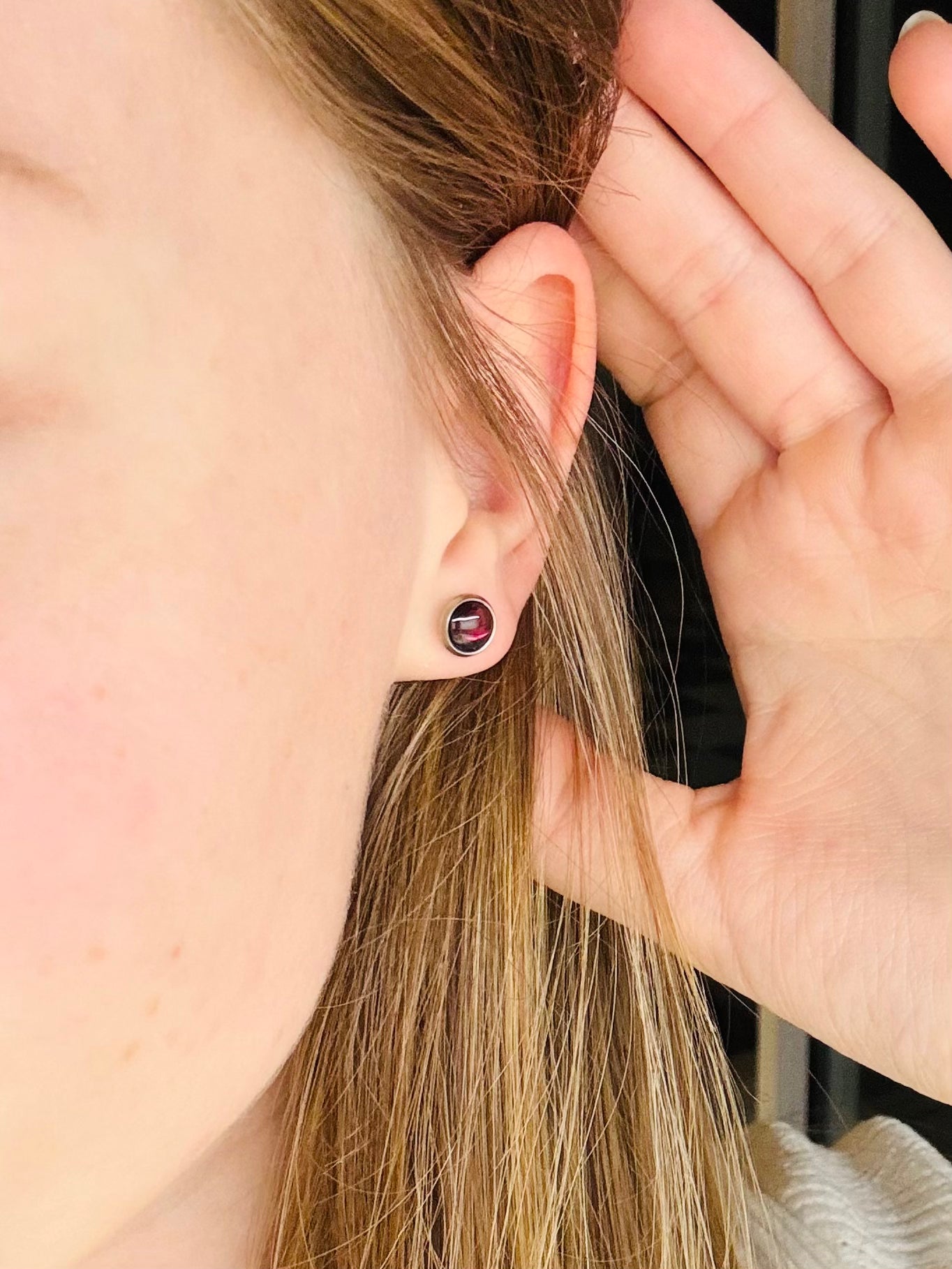 Boucles d'oreille LISE, avec pierre de Grenat, portées.