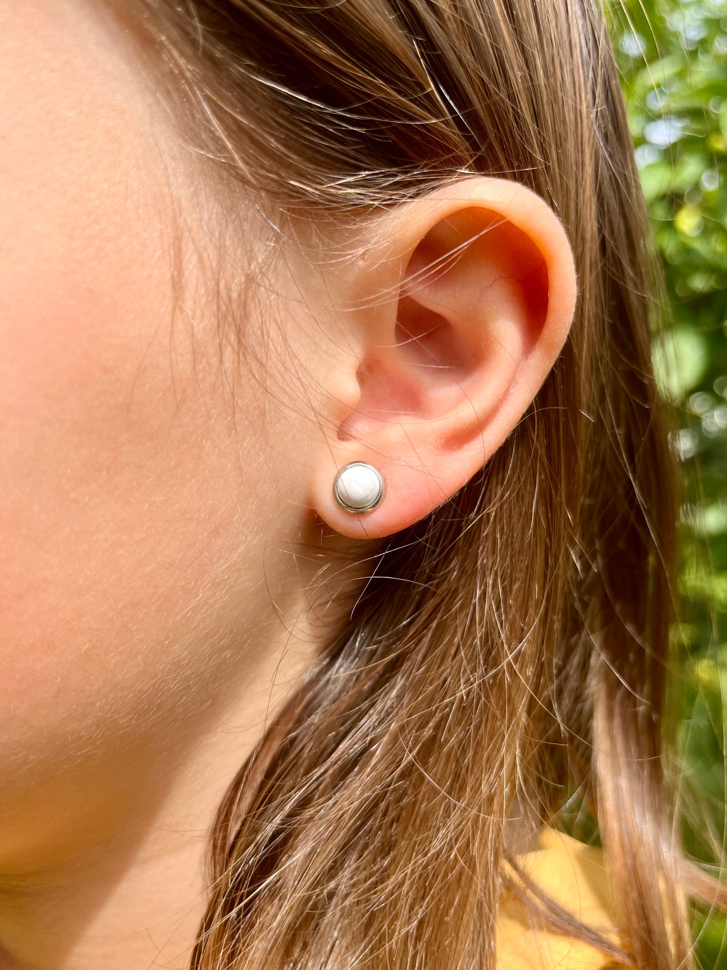 Boucles d'oreille LISE, avec pierre d'Howlite, portées.