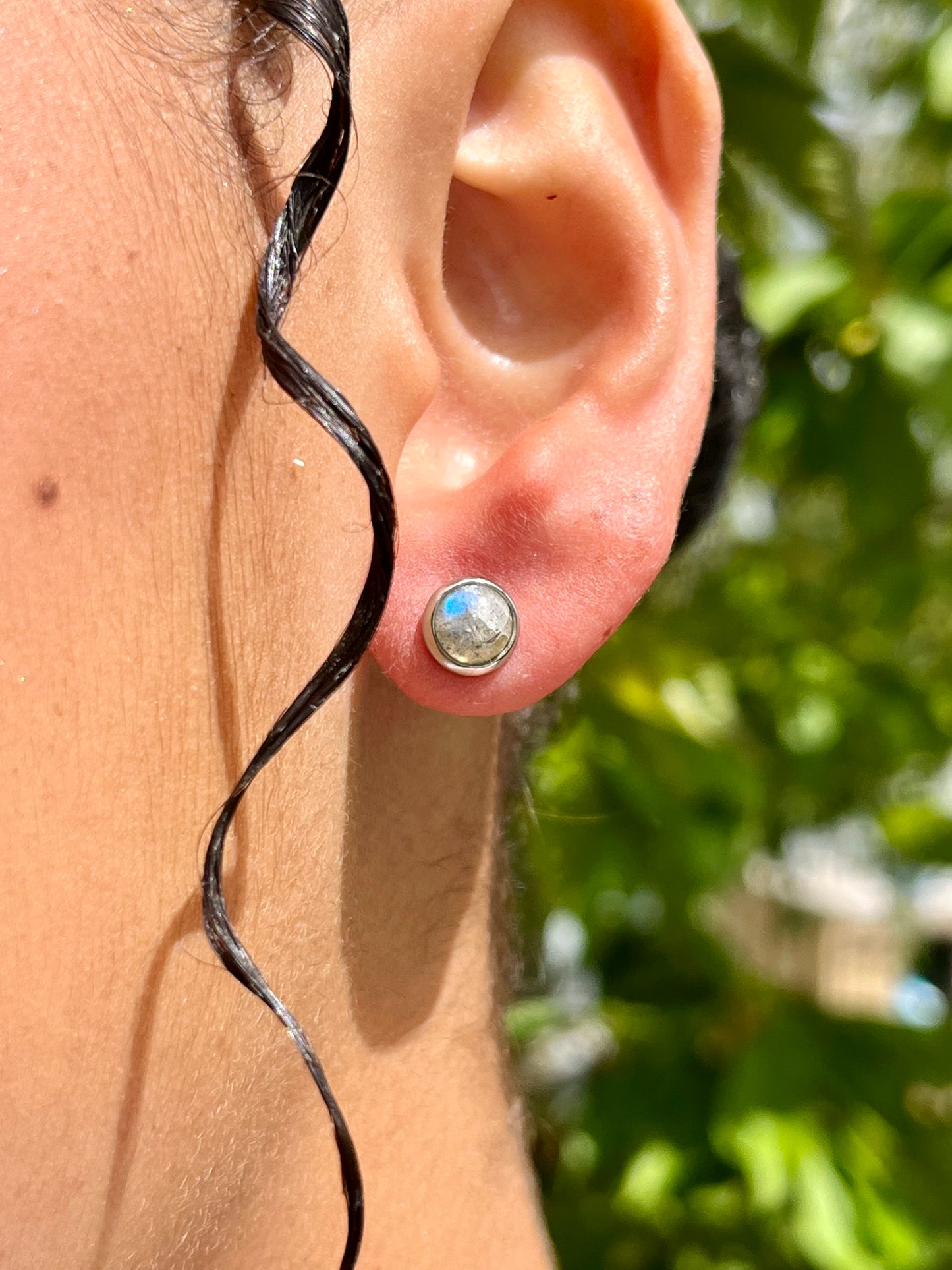 Boucles d'oreille LISE, avec pierre de Labradorite, portées.