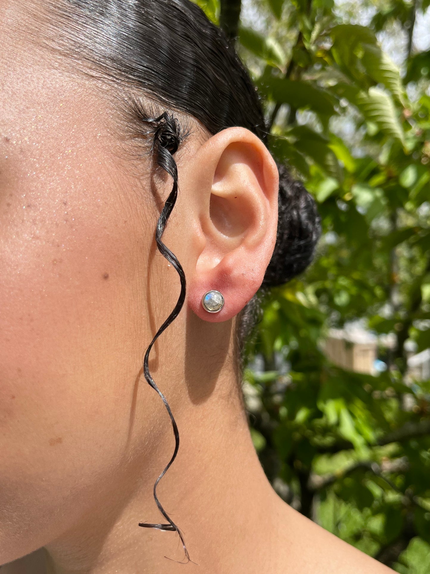 Boucles d'oreille LISE, avec pierre de Labradorite, portées.