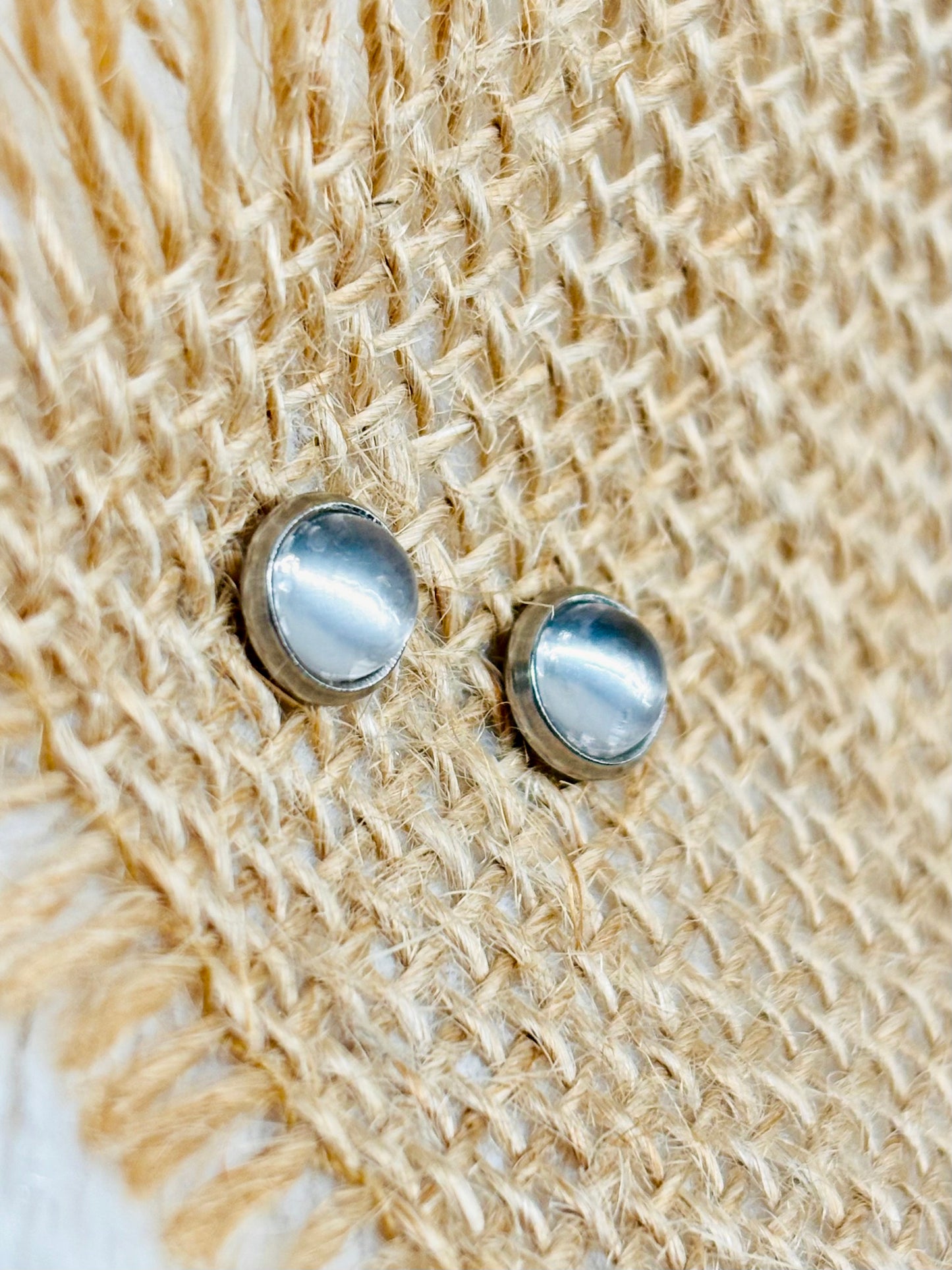 Boucles d'oreille LISE, avec pierre de Quartz Rose, exposées sur un fond en toile de jute.