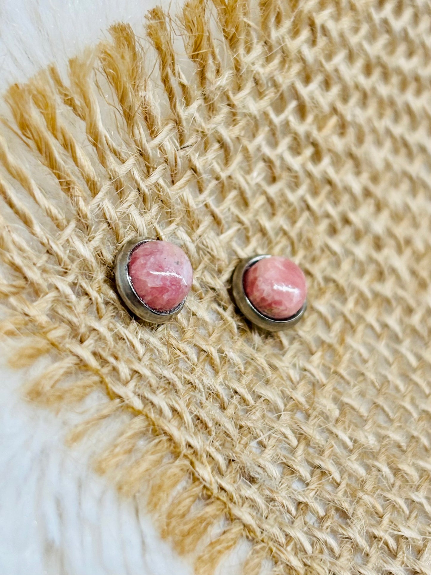Boucles d'oreille LISE, avec pierre de Rhodochrosite, exposées sur un fond en toile de jute.