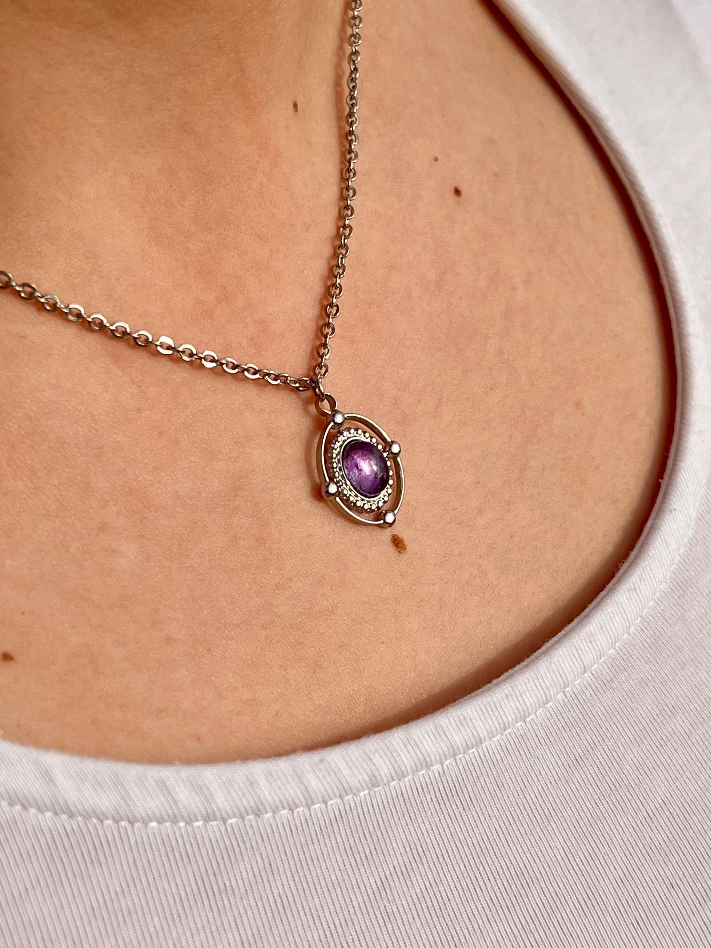 Collier LOUISA, de couleur argent avec pierre d'Améthyste, porté.