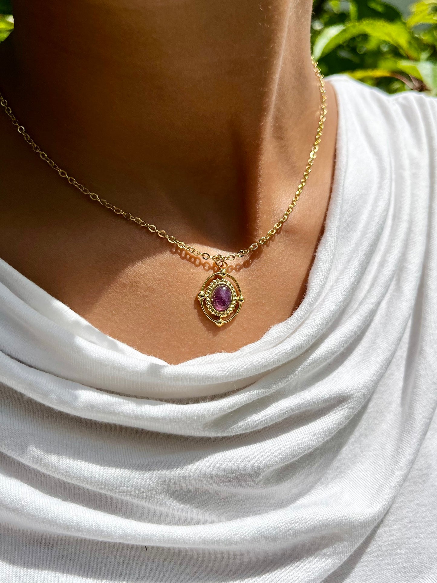 Collier LOUISA, avec pierre d'Améthyste, porté.