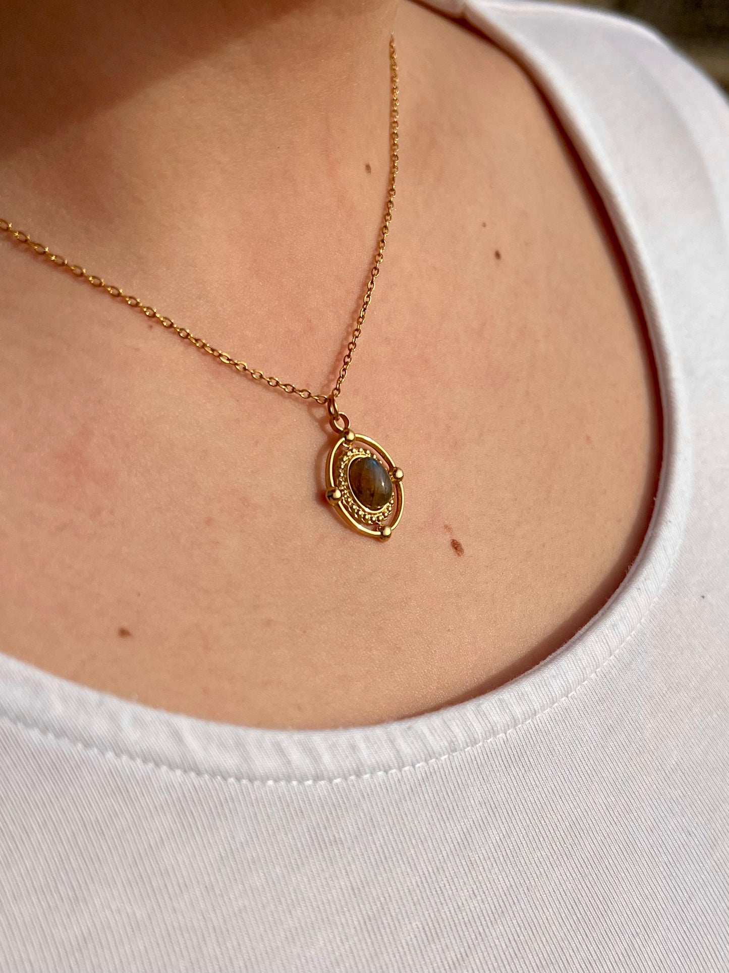Collier LOUISA, avec pierre de Labradorite, porté.