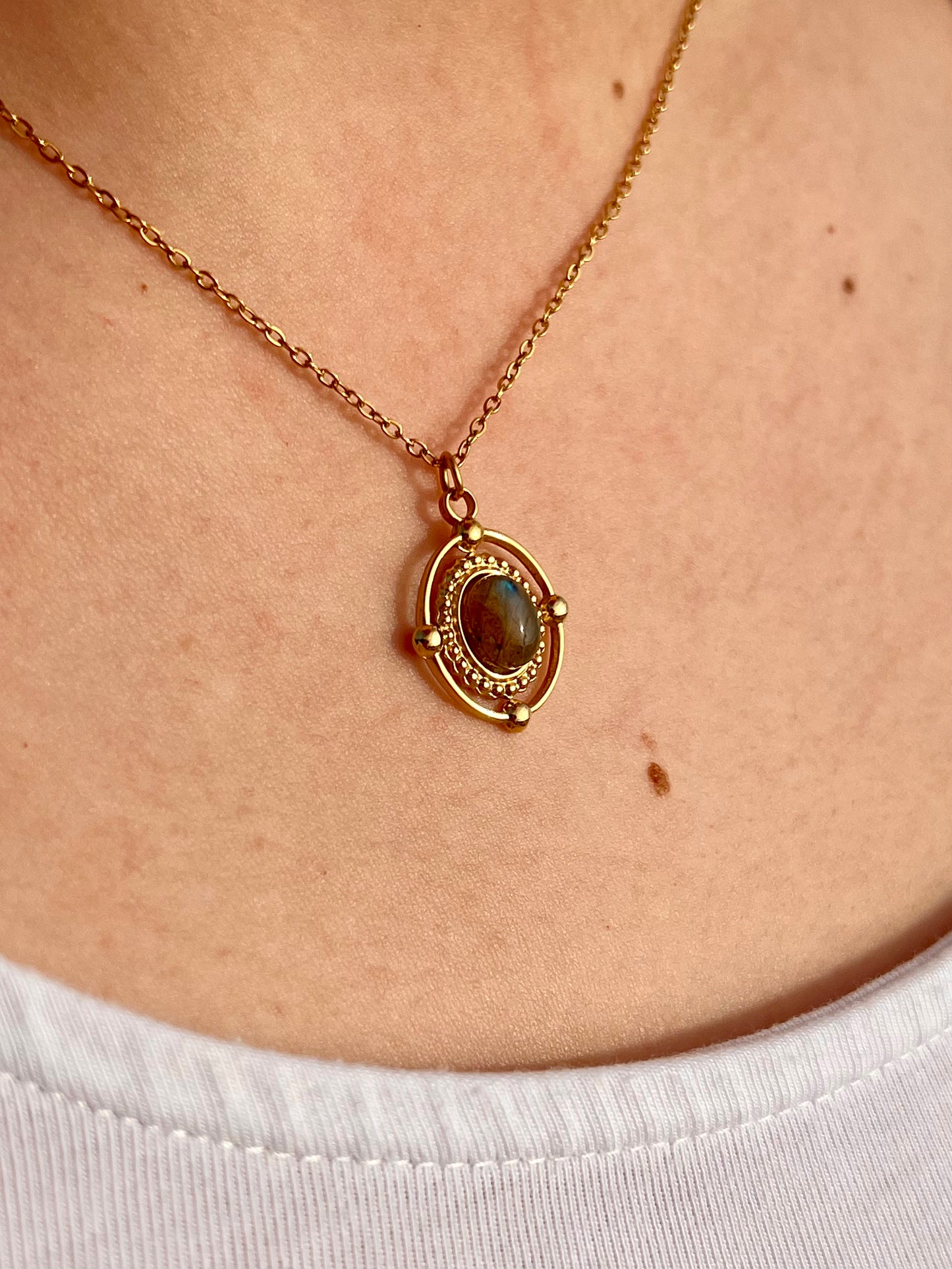 Collier LOUISA, avec pierre de Labradorite, porté.
