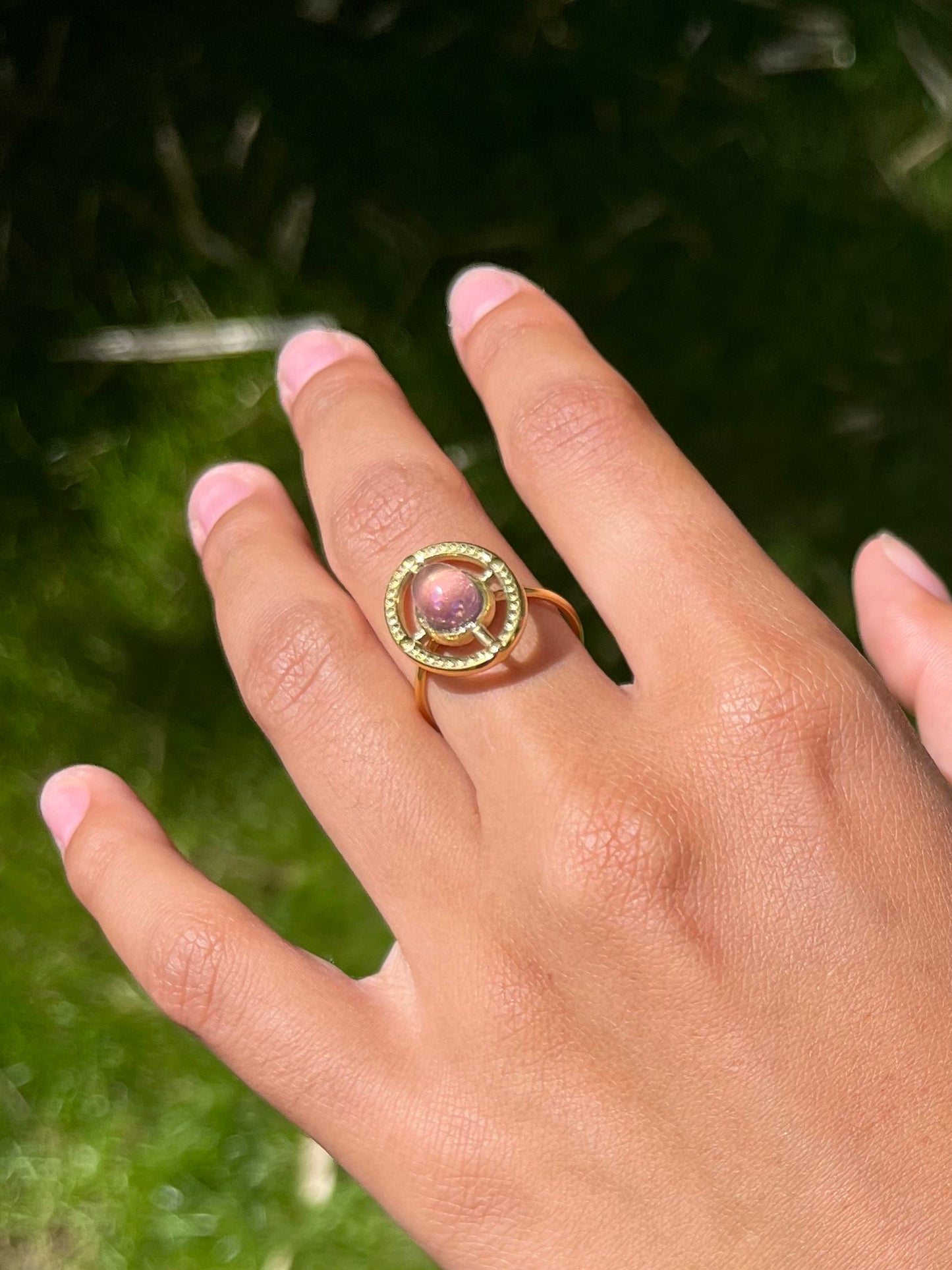 Bague LOUISE, avec pierre d'Améthyste, portée.