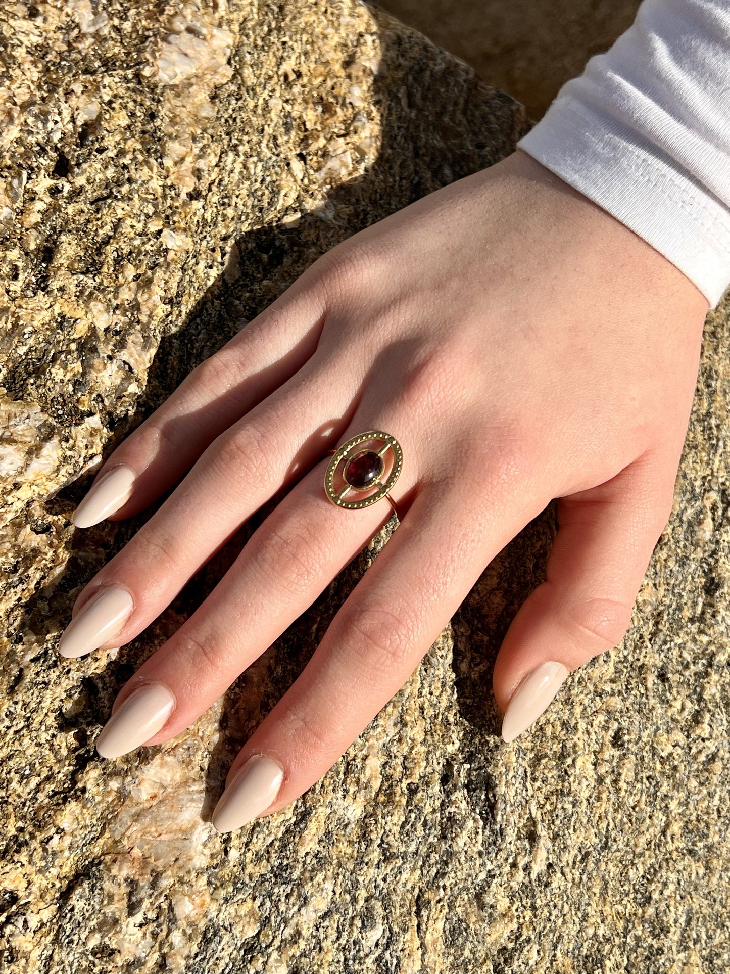 Bague LOUISE, avec pierre de Grenat, portée.