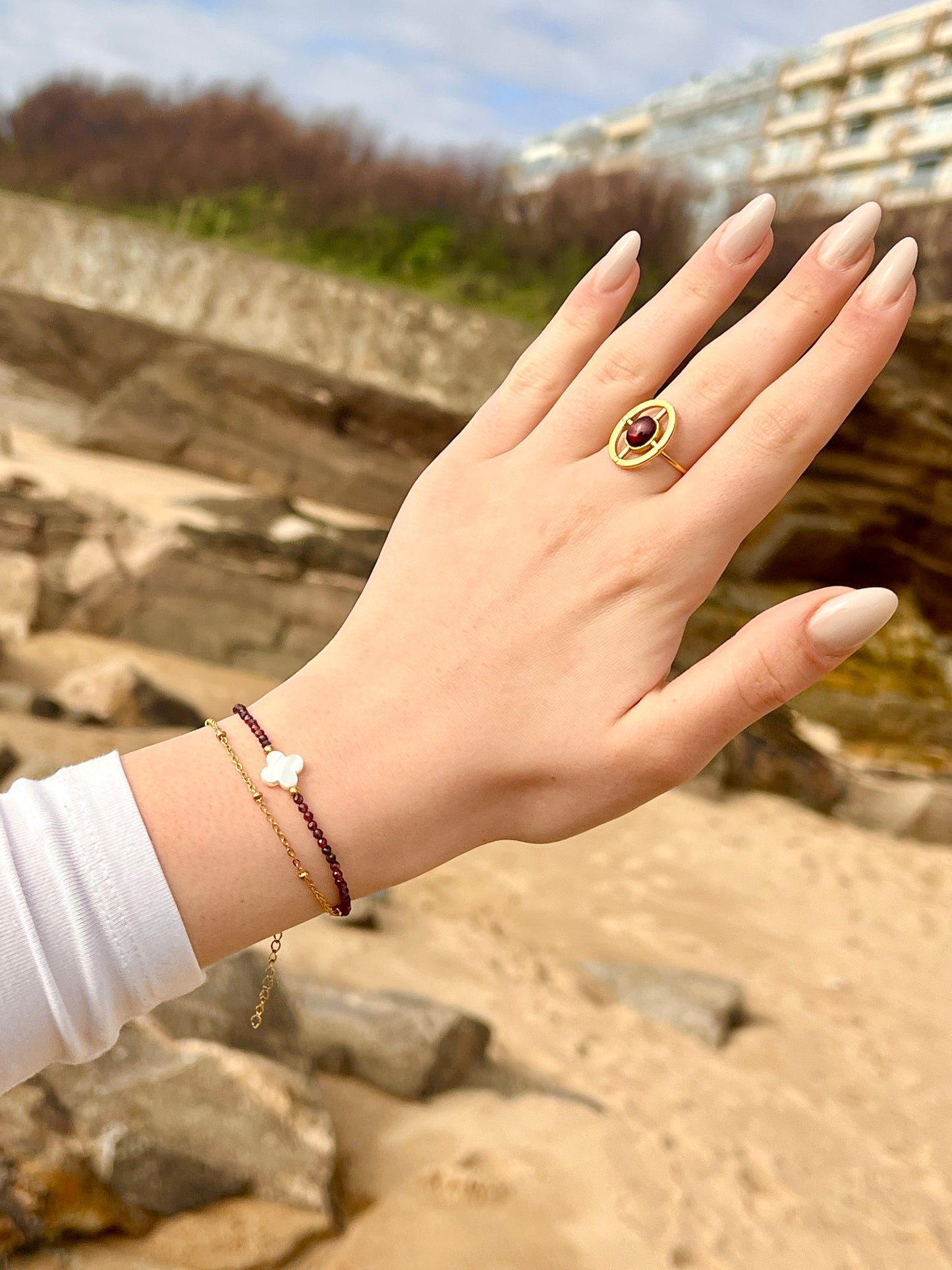 Bague LOUISE, avec pierre de Grenat, portée avec le bracelet LINA.